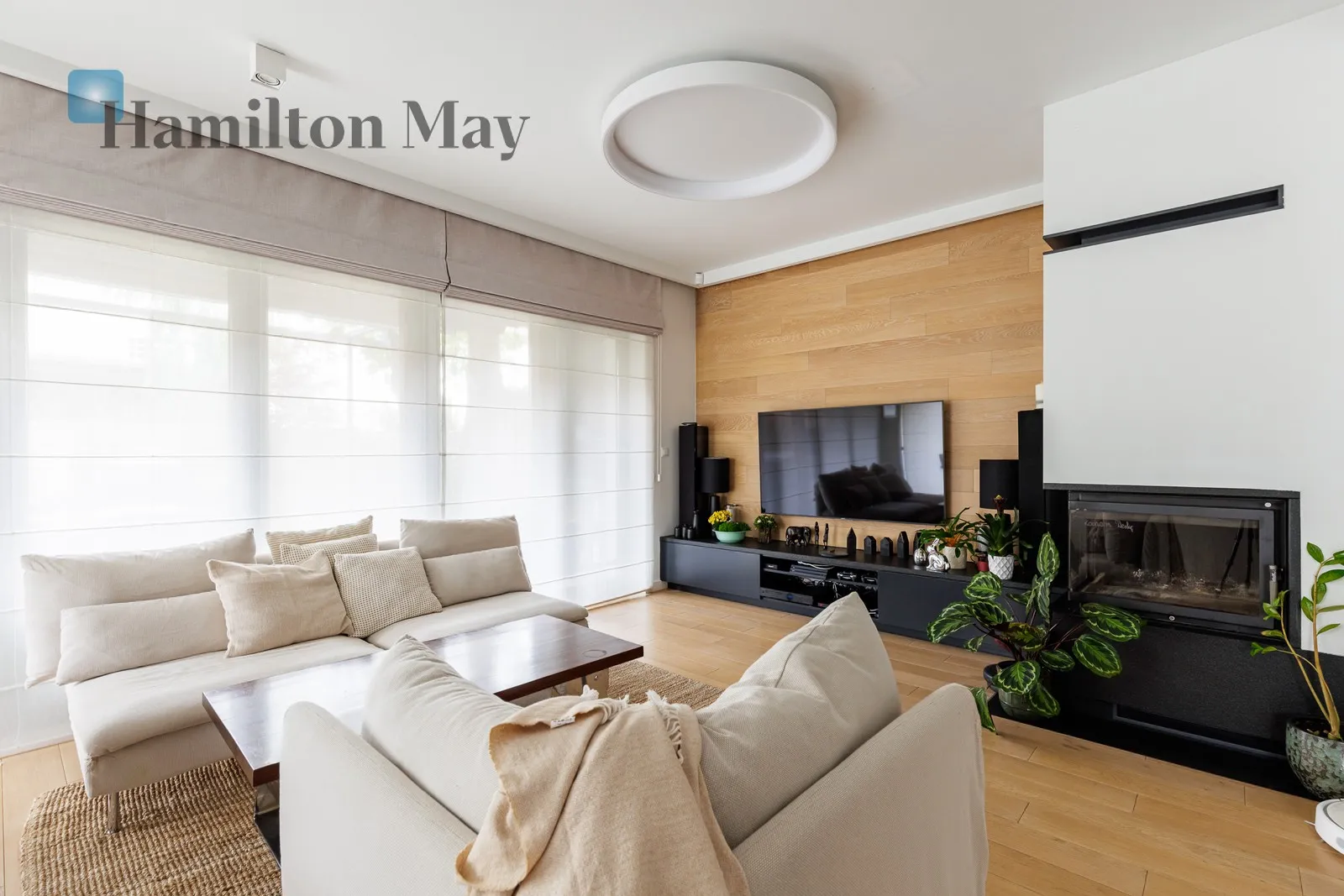Street: Zwoleńska Region: Wawer Distance to centre: 10.01 km Price: 11000 PLN Bedrooms: 3 Bathrooms: 2 Plot size: 500m2 - slider
