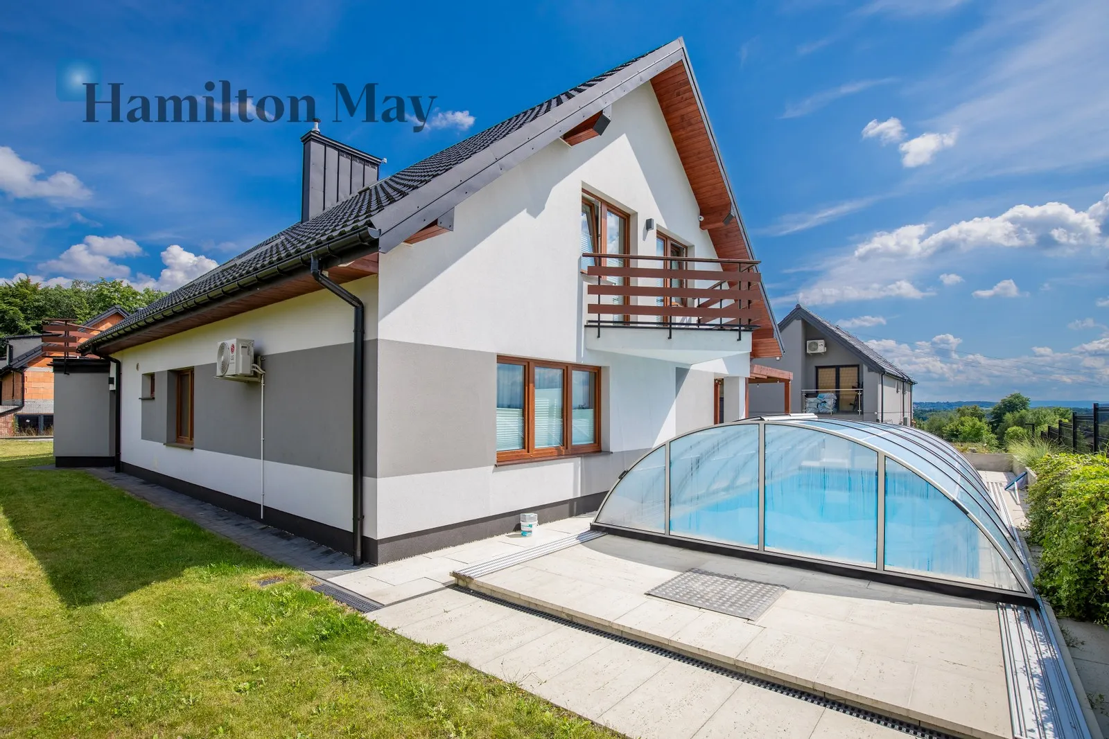 A house with a swimming pool on a scenic plot, Szczyglice