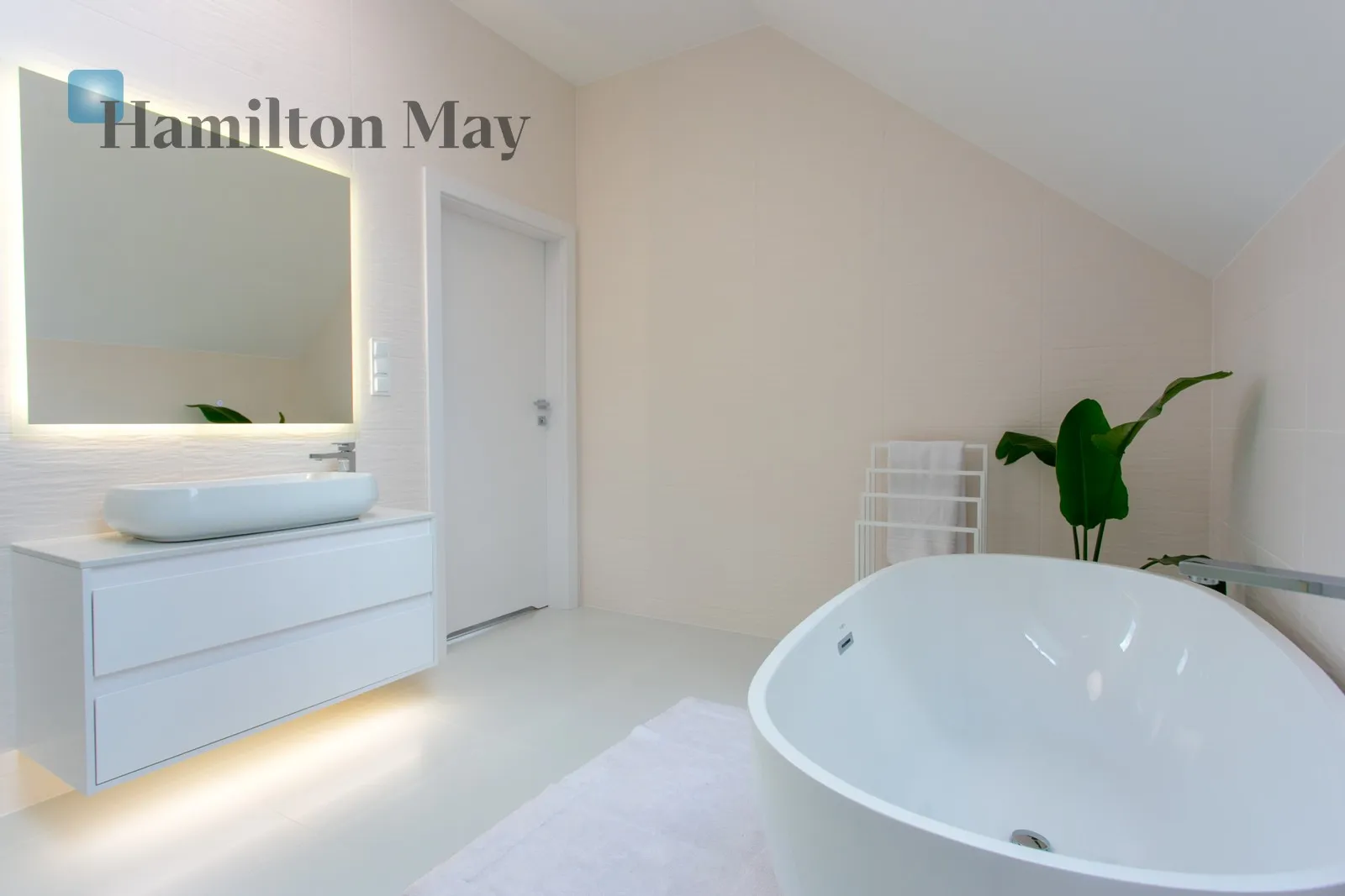 Price: 9900 PLN Bedrooms: 3 Bathrooms: 2 Plot size: 45m2 - slider