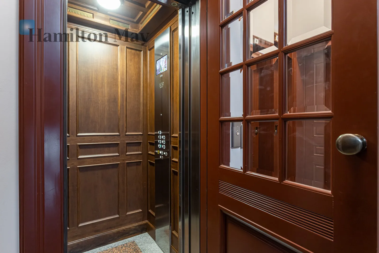 Distance to centre: 2.96 km Level: 3 Price: 3100000 PLN Bedrooms: 2 Bathrooms: 1 Size: 101m2 - slider