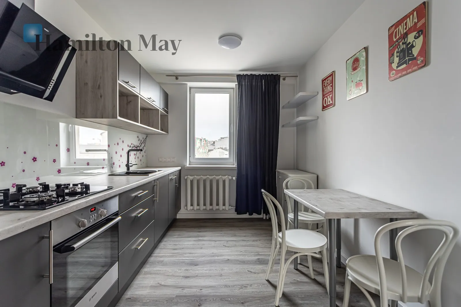 Street: Stefana Okrzei Region: Praga-Północ Subregion: Stara Praga Distance to centre: 2.98 km Level: 3 Price: 1400000 PLN Bedrooms: 3 Bathrooms: 2 - slider