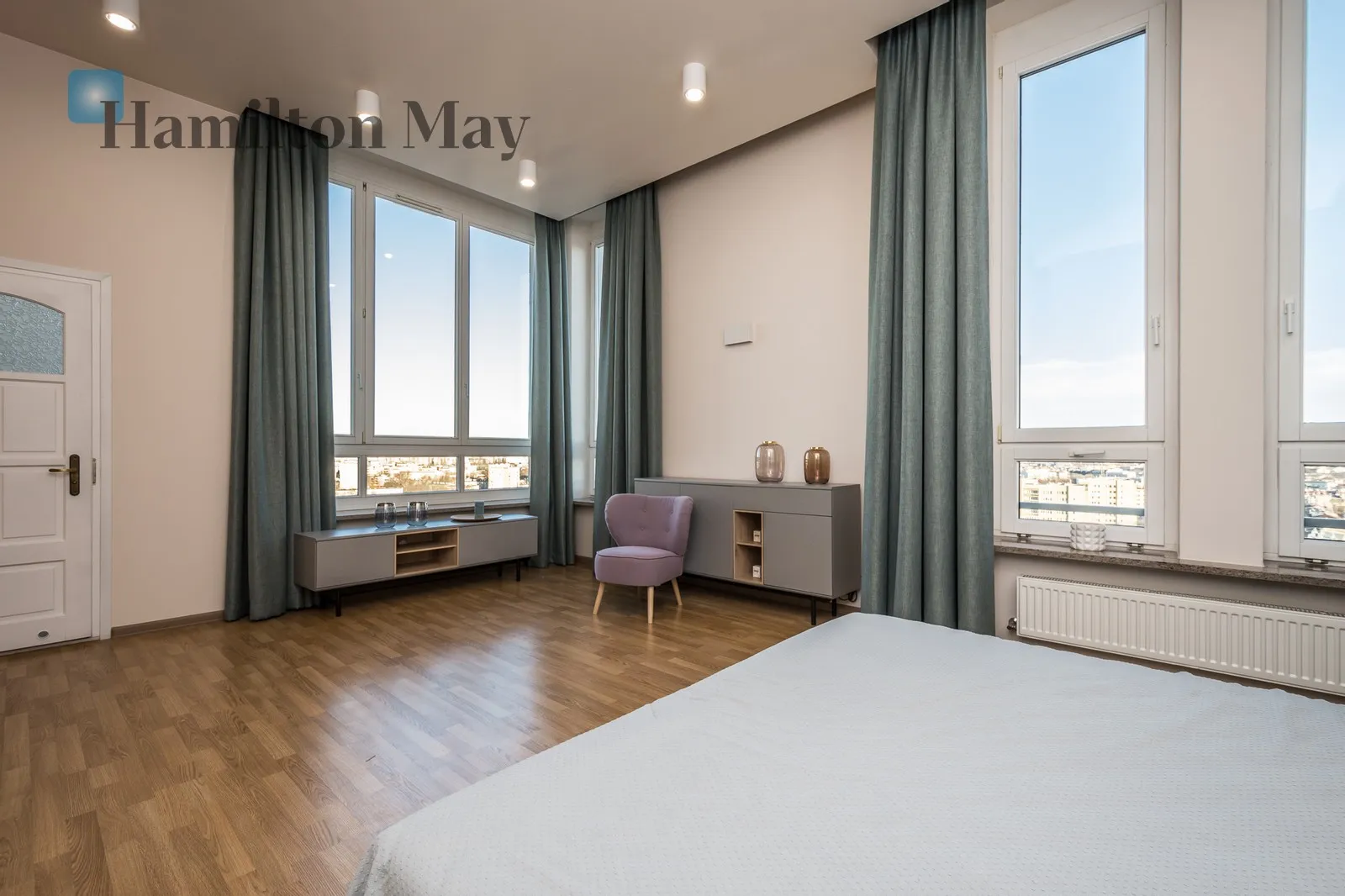 Level: 17 Price: 5900 PLN Bedrooms: 2 Bathrooms: 1 Size: 90m2 Price/m2: 66 PLN - slider