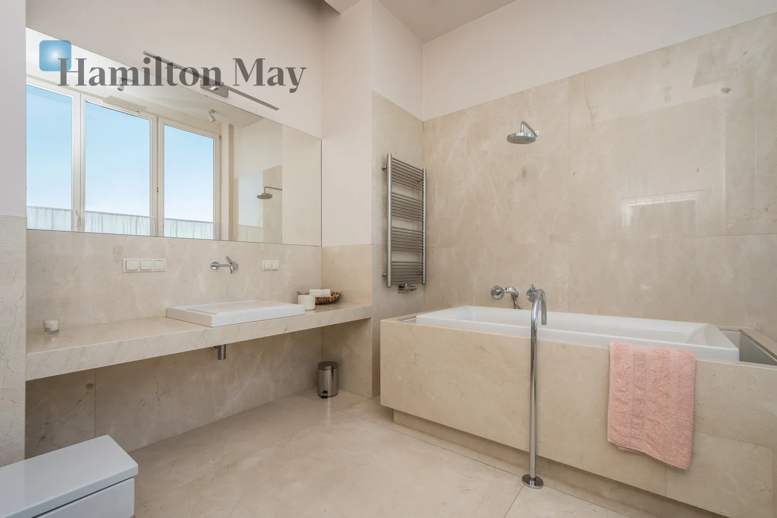 Distance to centre: 2.02 km Level: 17 Price: 5900 PLN Bedrooms: 2 - slider