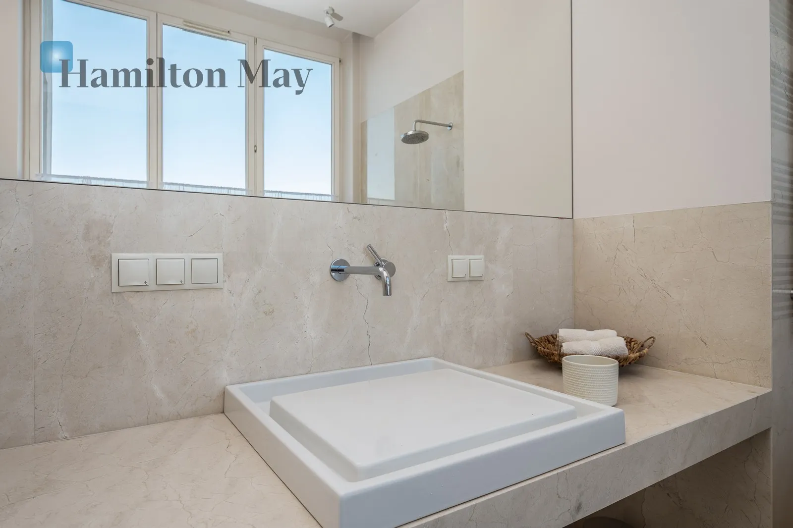 Distance to centre: 2.02 km Level: 17 Price: 5900 PLN Bedrooms: 2 Bathrooms: 1 - slider