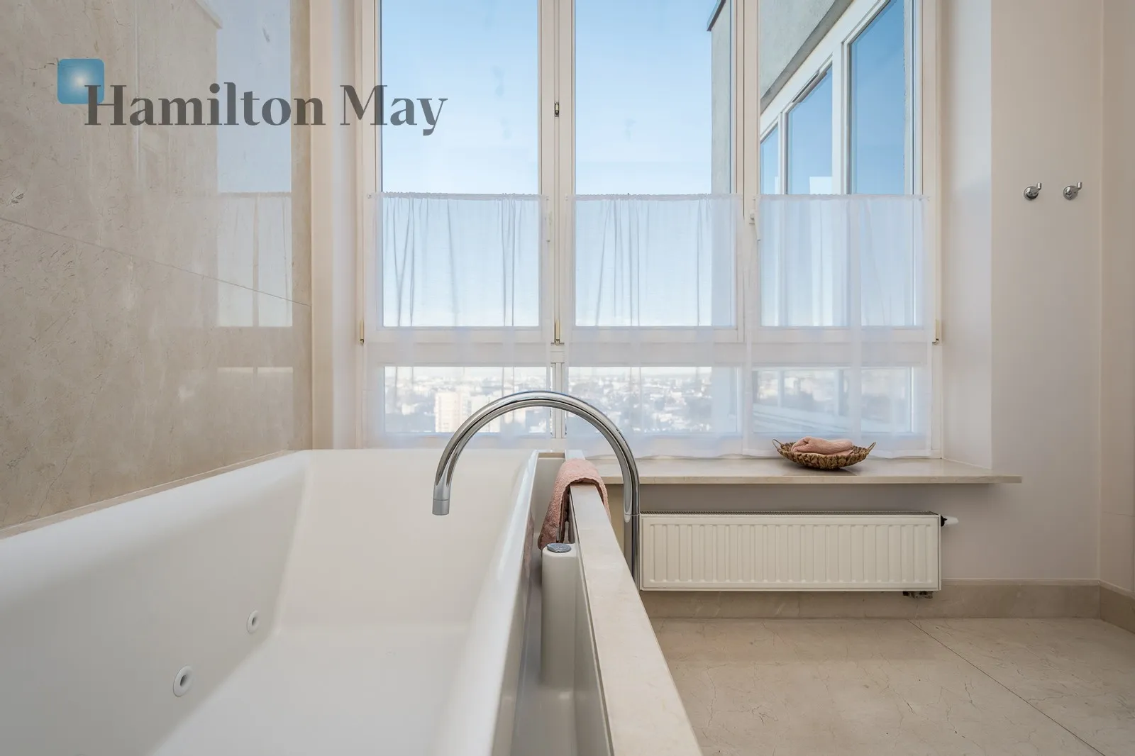 Level: 17 Price: 5900 PLN Bedrooms: 2 Bathrooms: 1 Size: 90m2 - slider