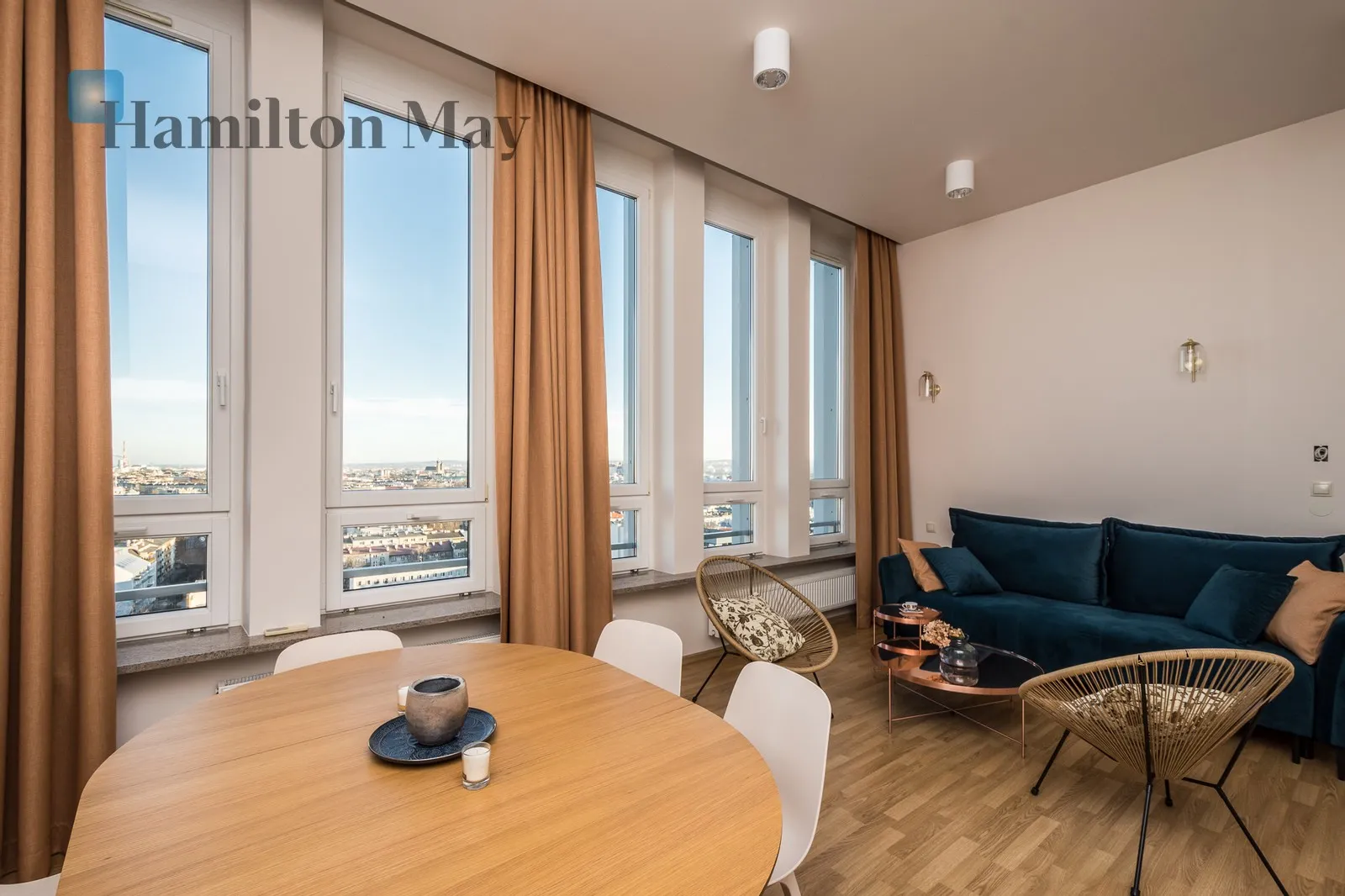 City: Kraków Street: aleja Kijowska Region: Krowodrza Distance to centre: 2.02 km Level: 17 Price: 5900 PLN Bedrooms: 2 Bathrooms: 1 Size: 90m2 Price/m2: 66 PLN - slider