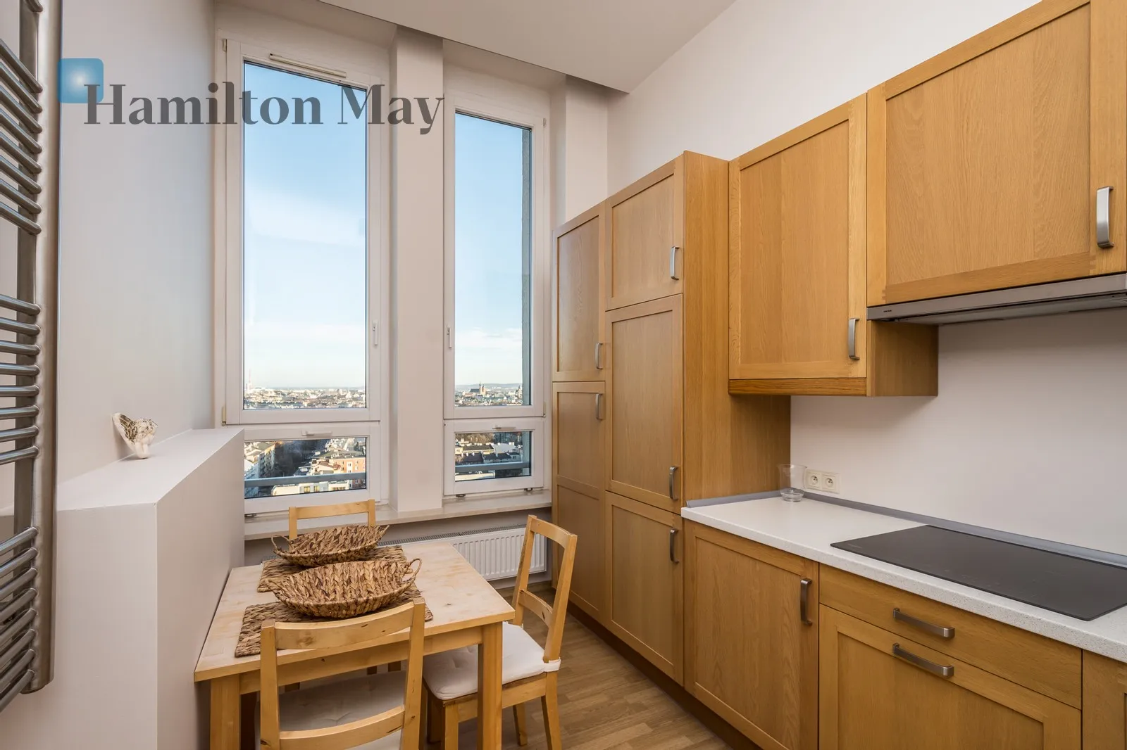 Street: aleja Kijowska Region: Krowodrza Distance to centre: 2.02 km Level: 17 Price: 5900 PLN Bedrooms: 2 Bathrooms: 1 - slider