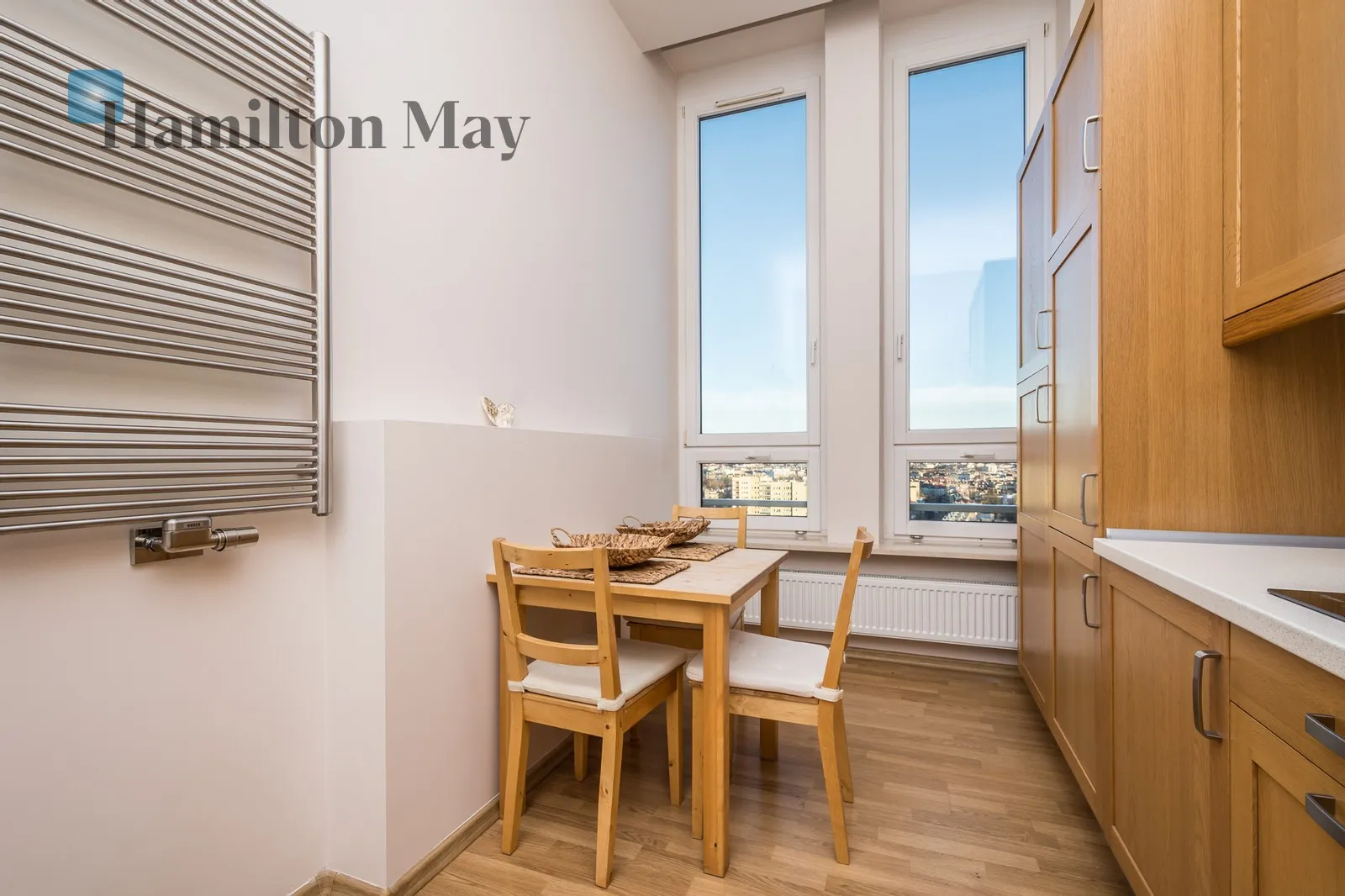 Region: Krowodrza Distance to centre: 2.02 km Level: 17 Price: 5900 PLN Bedrooms: 2 Bathrooms: 1 Size: 90m2 - slider