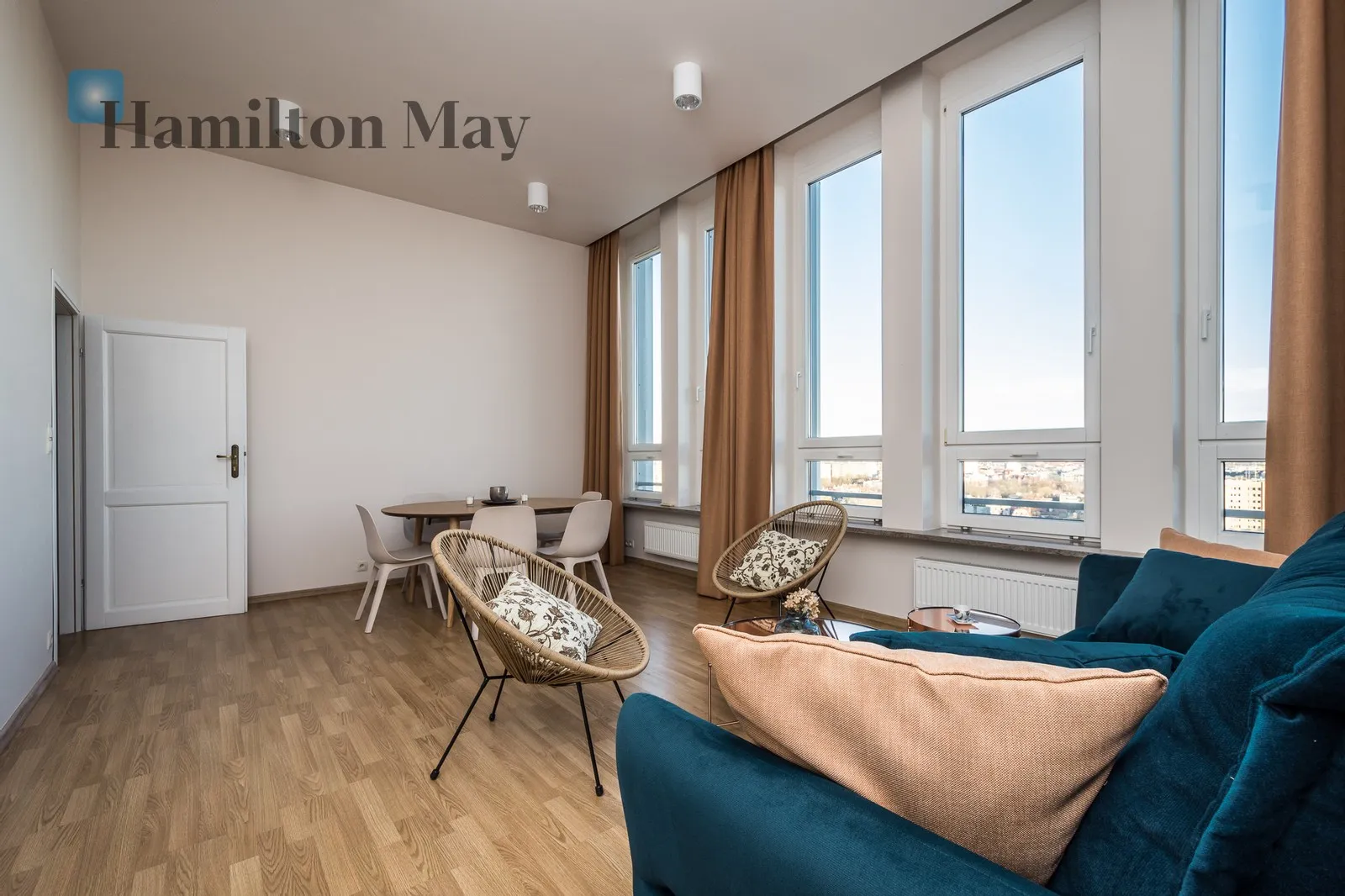 Street: aleja Kijowska Region: Krowodrza Distance to centre: 2.02 km Level: 17 Price: 5900 PLN Bedrooms: 2 Bathrooms: 1 Size: 90m2 - slider