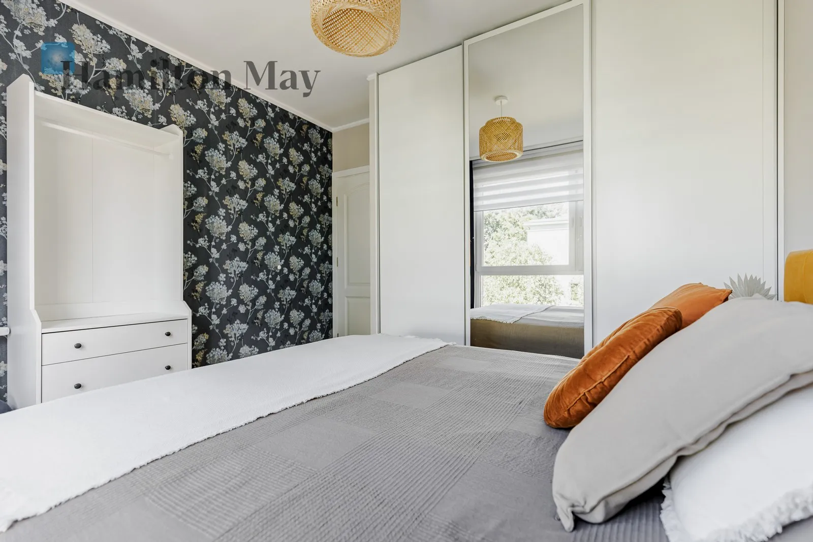 Subregion: Grochów Distance to centre: 4.5 km Level: 3 Price: 6500 PLN Bedrooms: 2 Bathrooms: 1 Size: 66m2 Price/m2: 98 PLN - slider