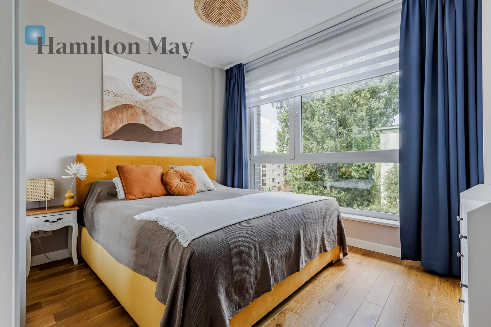 Street: Walewska Region: Praga-Południe Subregion: Grochów Distance to centre: 4.5 km Level: 3 Price: 6500 PLN Bedrooms: 2 Bathrooms: 1 - slider