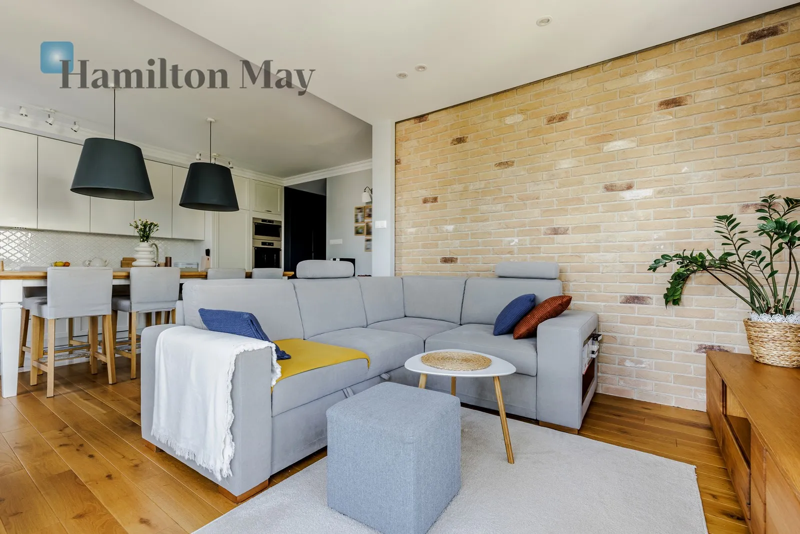 Street: Walewska Region: Praga-Południe Subregion: Grochów Distance to centre: 4.5 km Level: 3 Price: 6500 PLN Bedrooms: 2 Bathrooms: 1 Size: 66m2 Price/m2: 98 PLN - slider