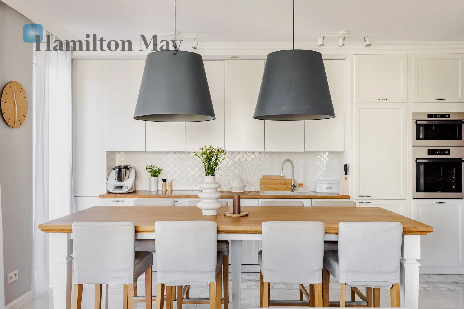 Street: Walewska Region: Praga-Południe Subregion: Grochów Distance to centre: 4.5 km Level: 3 Price: 6500 PLN Bedrooms: 2 Bathrooms: 1 Size: 66m2 - slider