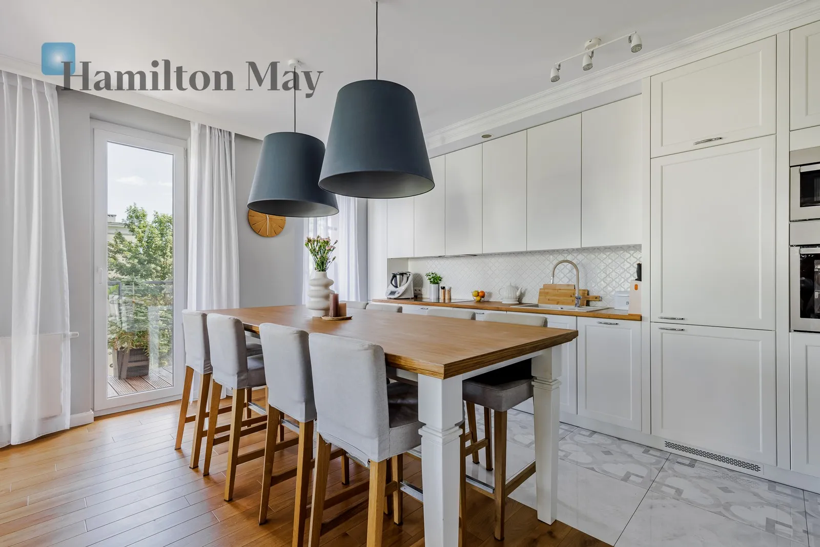 City: Warszawa Street: Walewska Region: Praga-Południe Subregion: Grochów Distance to centre: 4.5 km Level: 3 Price: 6500 PLN Bedrooms: 2 Bathrooms: 1 - slider