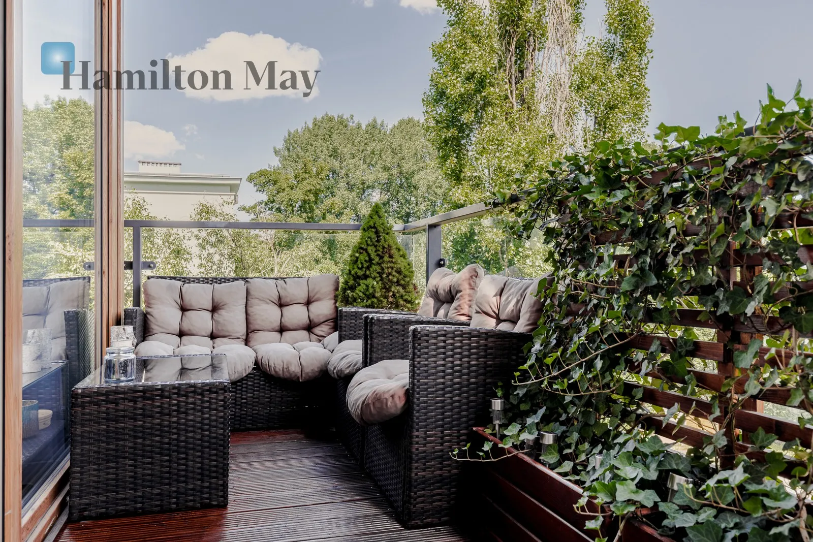 Distance to centre: 4.5 km Level: 3 Price: 6500 PLN Bedrooms: 2 Bathrooms: 1 Size: 66m2 Price/m2: 98 PLN - slider