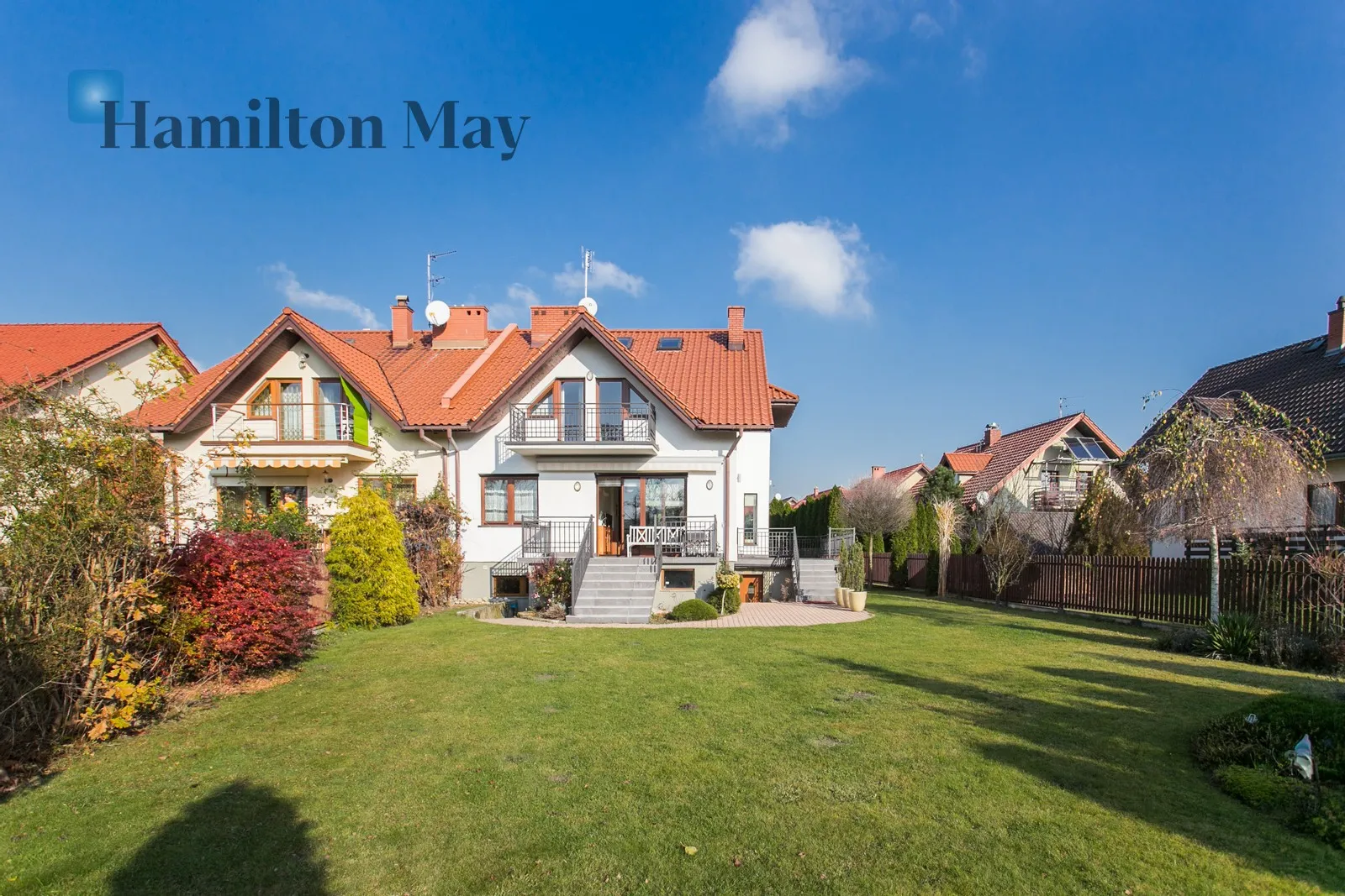 Level: -9 Price: 10000 PLN Bedrooms: 5 Bathrooms: 2 Plot size: 700m2 - slider