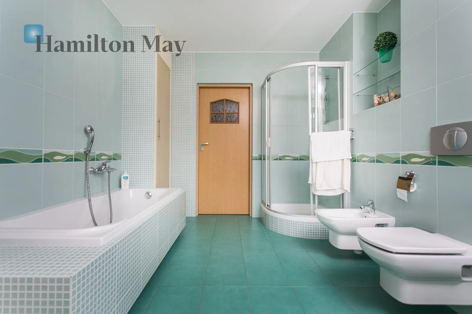 Price: 10000 PLN Bedrooms: 5 Bathrooms: 2 Plot size: 700m2 Price/m2: 48 PLN - slider