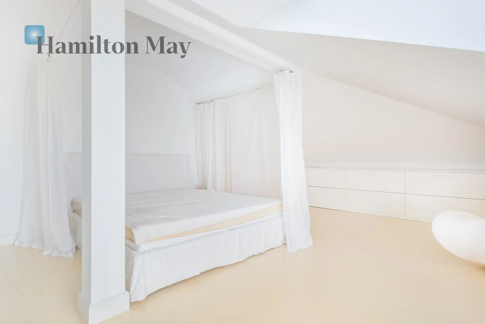 City: Warszawa Street: Niedźwiedzia Region: Mokotów Subregion: Służew Distance to centre: 6.02 km Level: 3 - slider