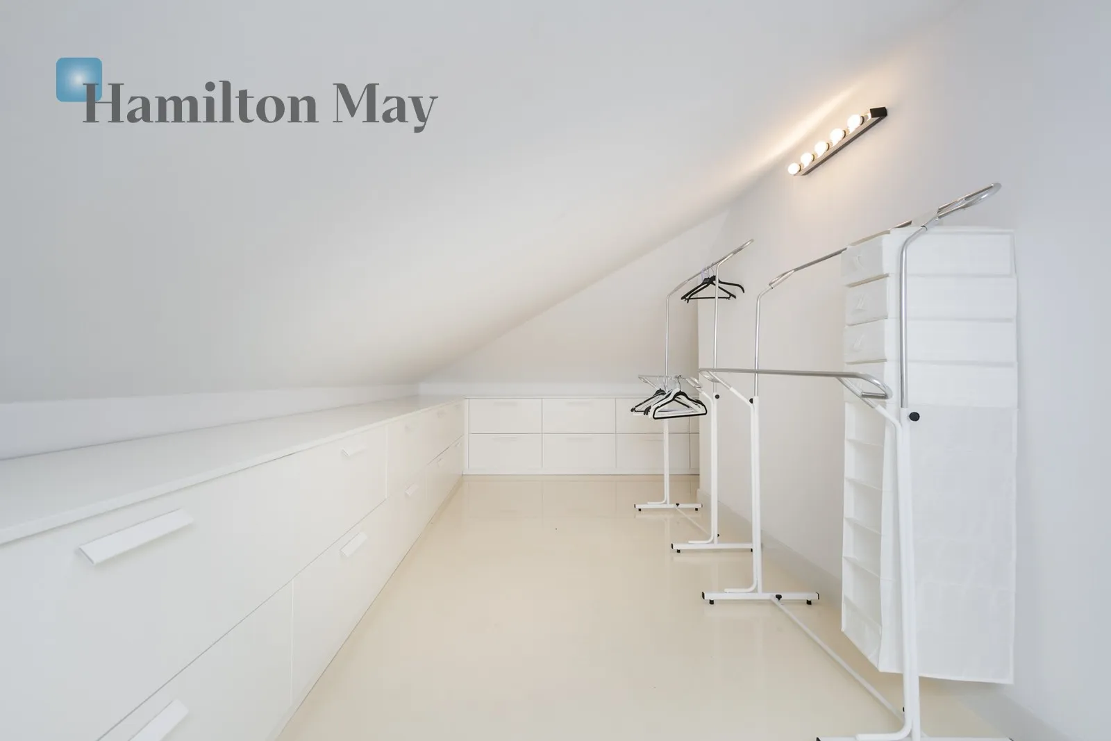 Region: Mokotów Subregion: Służew Distance to centre: 6.02 km Level: 3 Price: 16500 PLN Bedrooms: 4 - slider