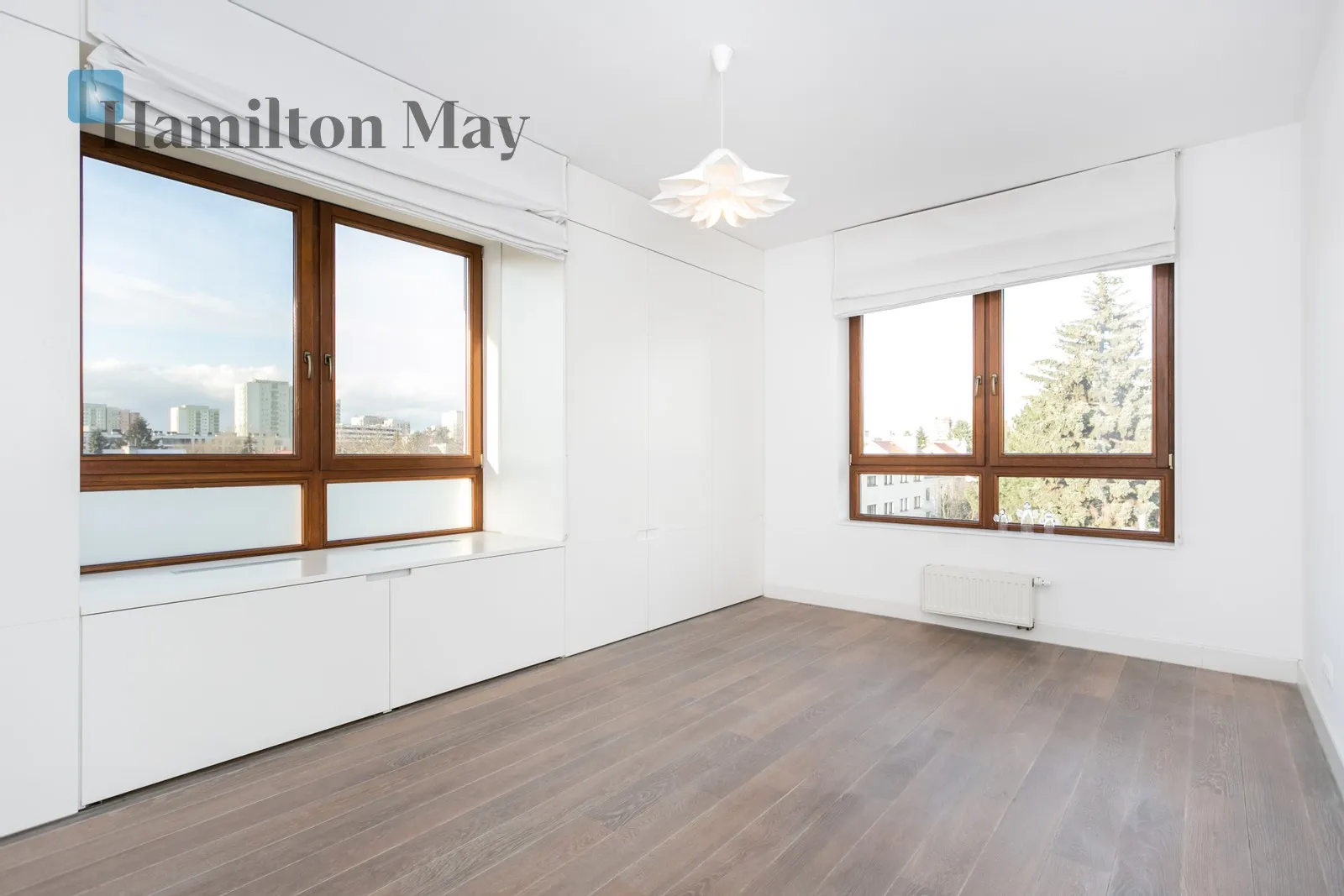 Region: Mokotów Subregion: Służew Distance to centre: 6.02 km Level: 3 Price: 16500 PLN Bedrooms: 4 Bathrooms: 4 Size: 181m2 - slider