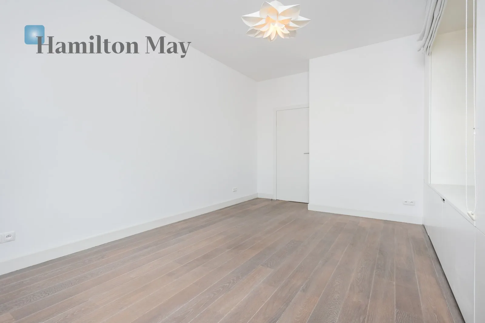 Distance to centre: 6.02 km Level: 3 Price: 16500 PLN Bedrooms: 4 Bathrooms: 4 Size: 181m2 - slider