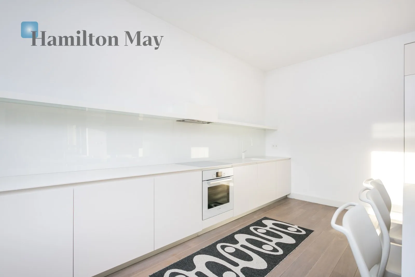 City: Warszawa Street: Niedźwiedzia Region: Mokotów Subregion: Służew Distance to centre: 6.02 km Level: 3 Price: 16500 PLN Bedrooms: 4 - slider