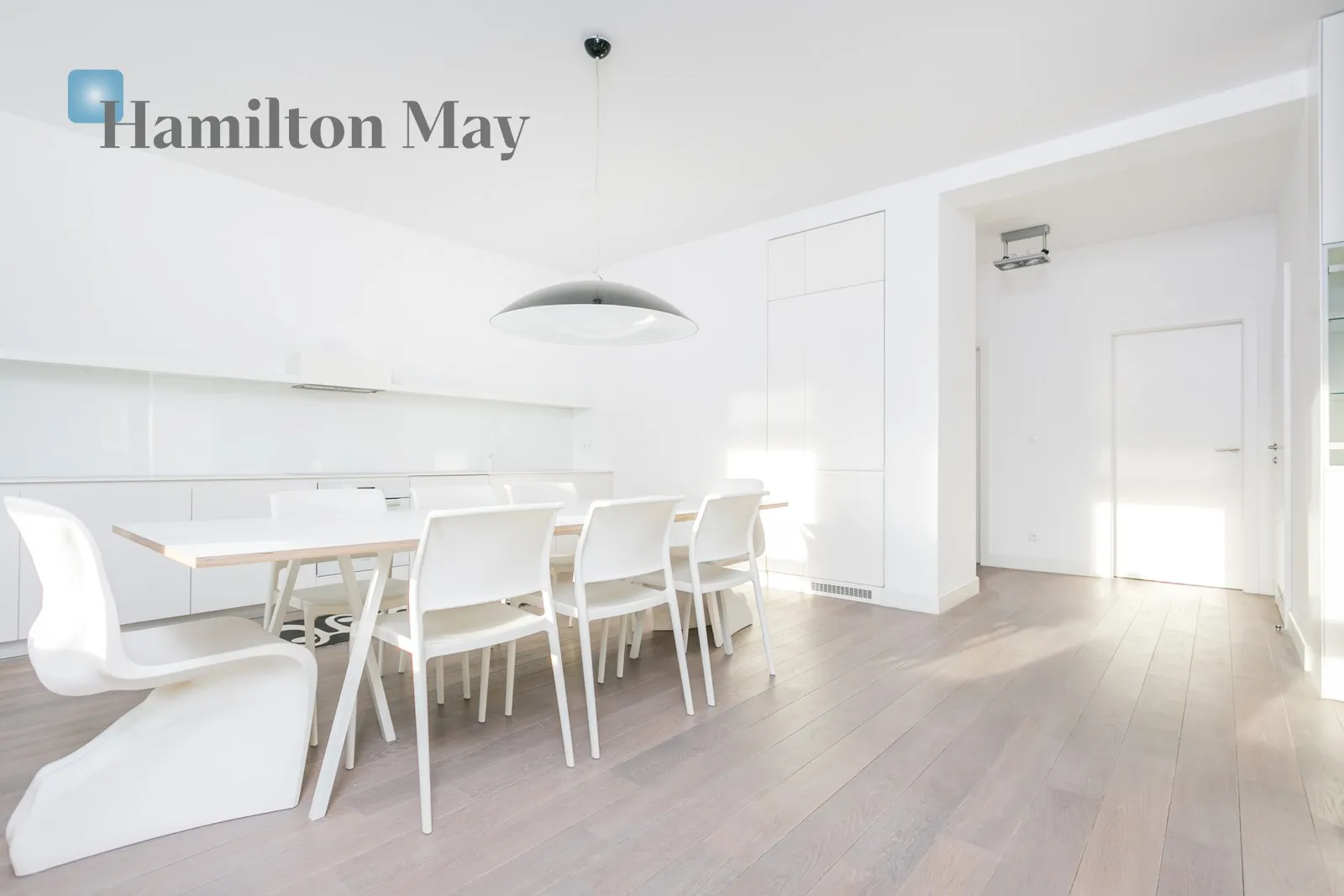 Street: Niedźwiedzia Region: Mokotów Subregion: Służew Distance to centre: 6.02 km Level: 3 Price: 16500 PLN Bedrooms: 4 Bathrooms: 4 Size: 181m2 - slider