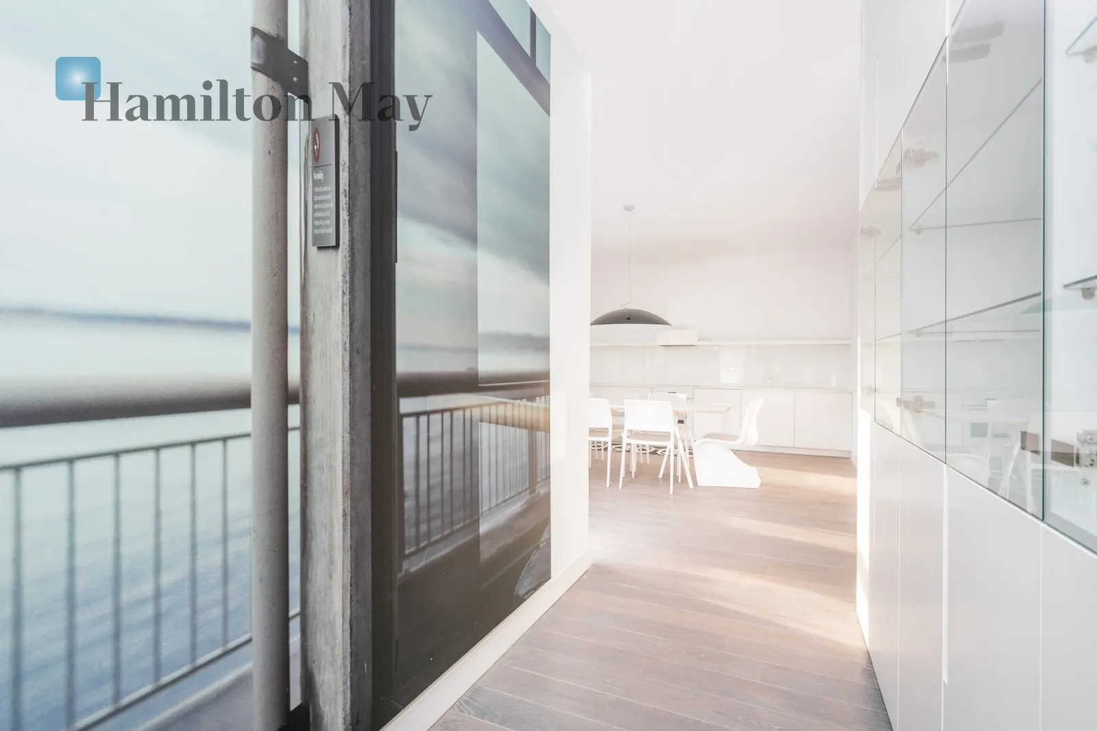 City: Warszawa Street: Niedźwiedzia Region: Mokotów Subregion: Służew Distance to centre: 6.02 km Level: 3 Price: 16500 PLN Bedrooms: 4 Bathrooms: 4 - slider