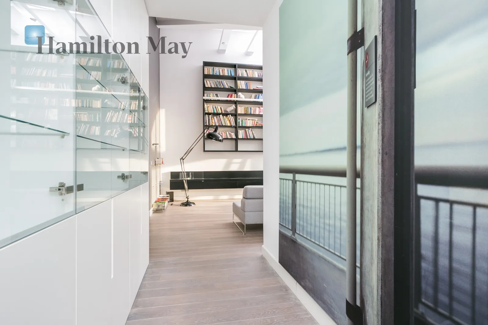 Street: Niedźwiedzia Region: Mokotów Subregion: Służew Distance to centre: 6.02 km Level: 3 Price: 16500 PLN Bedrooms: 4 Bathrooms: 4 - slider