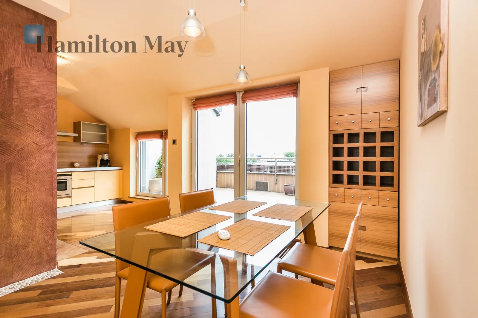 City: Warszawa Street: Łowicka Region: Mokotów Subregion: Stary Mokotów Distance to centre: 3.29 km Level: 7 Price: 15000 PLN Bedrooms: 3 - slider
