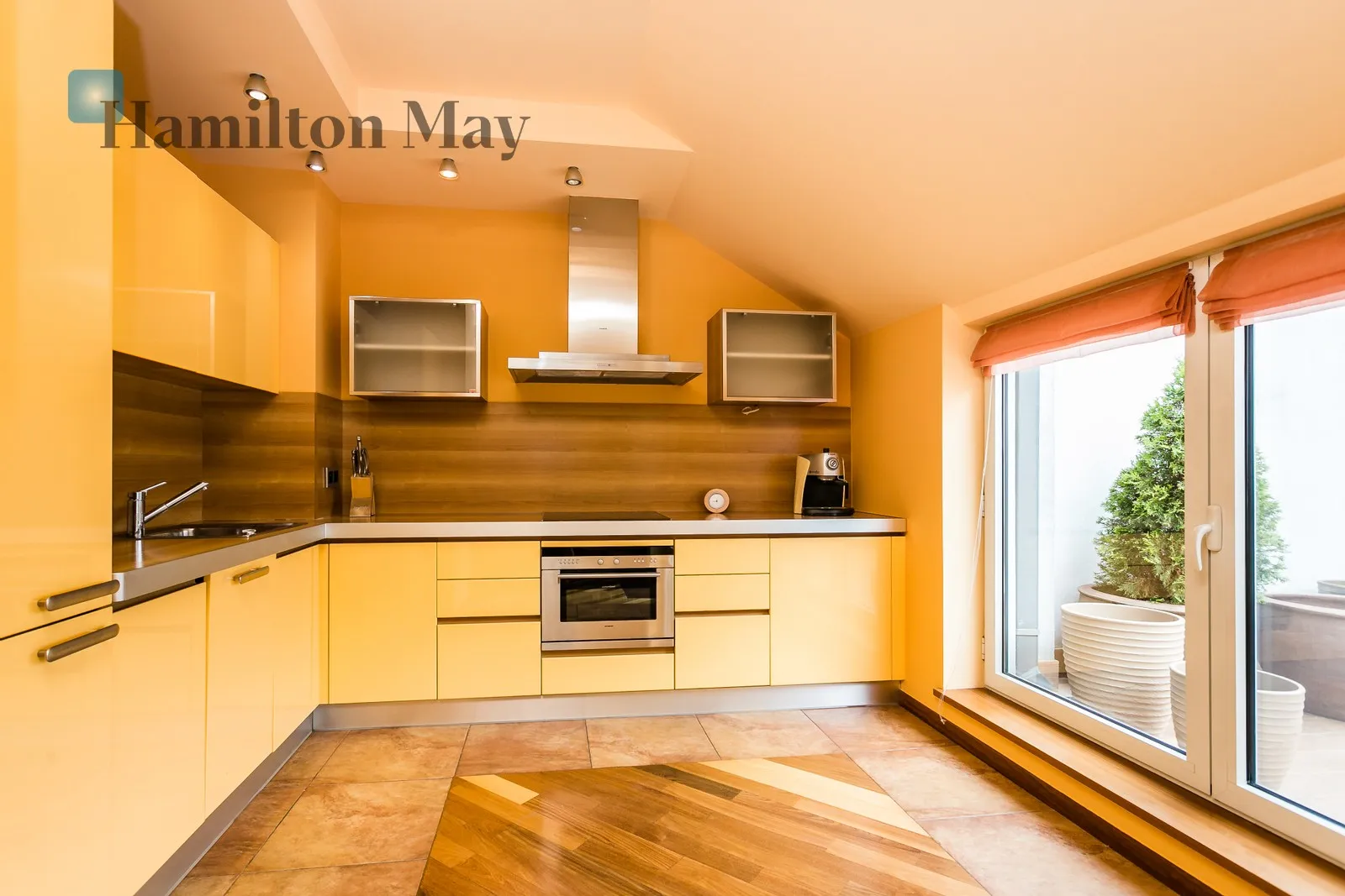 Street: Łowicka Region: Mokotów Subregion: Stary Mokotów Distance to centre: 3.29 km Level: 7 Price: 15000 PLN Bedrooms: 3 Bathrooms: 2 - slider