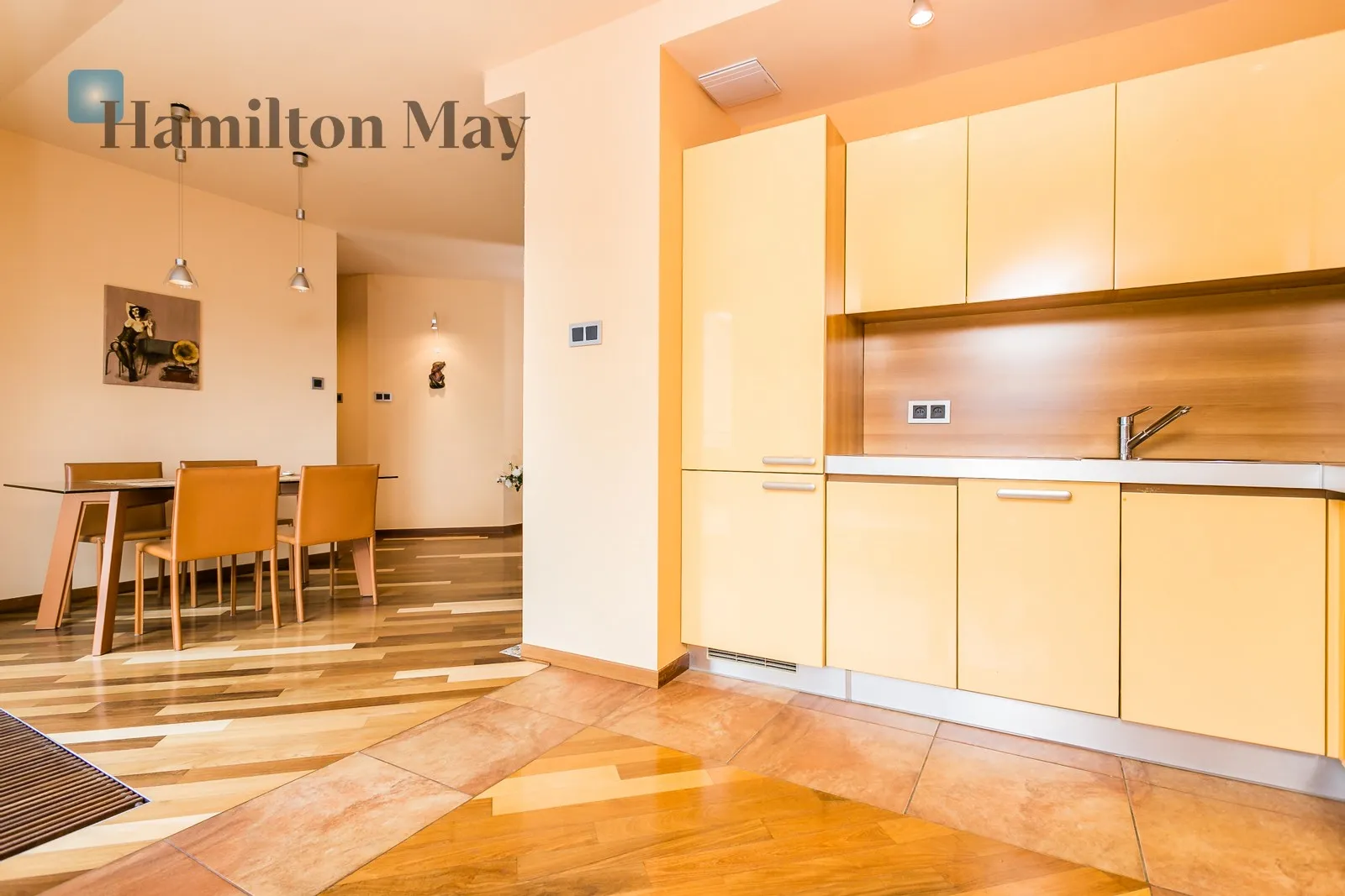 Region: Mokotów Subregion: Stary Mokotów Distance to centre: 3.29 km Level: 7 Price: 15000 PLN Bedrooms: 3 Bathrooms: 2 Size: 140m2 - slider