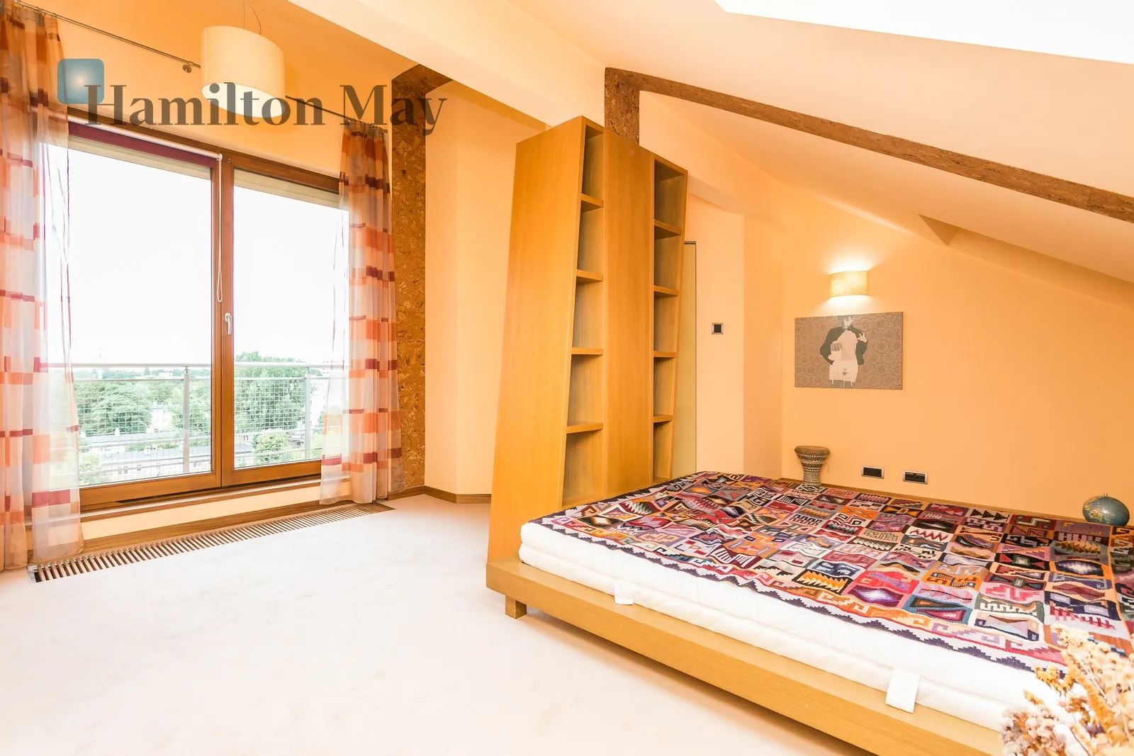 Street: Łowicka Region: Mokotów Subregion: Stary Mokotów Distance to centre: 3.29 km Level: 7 Price: 15000 PLN Bedrooms: 3 - slider