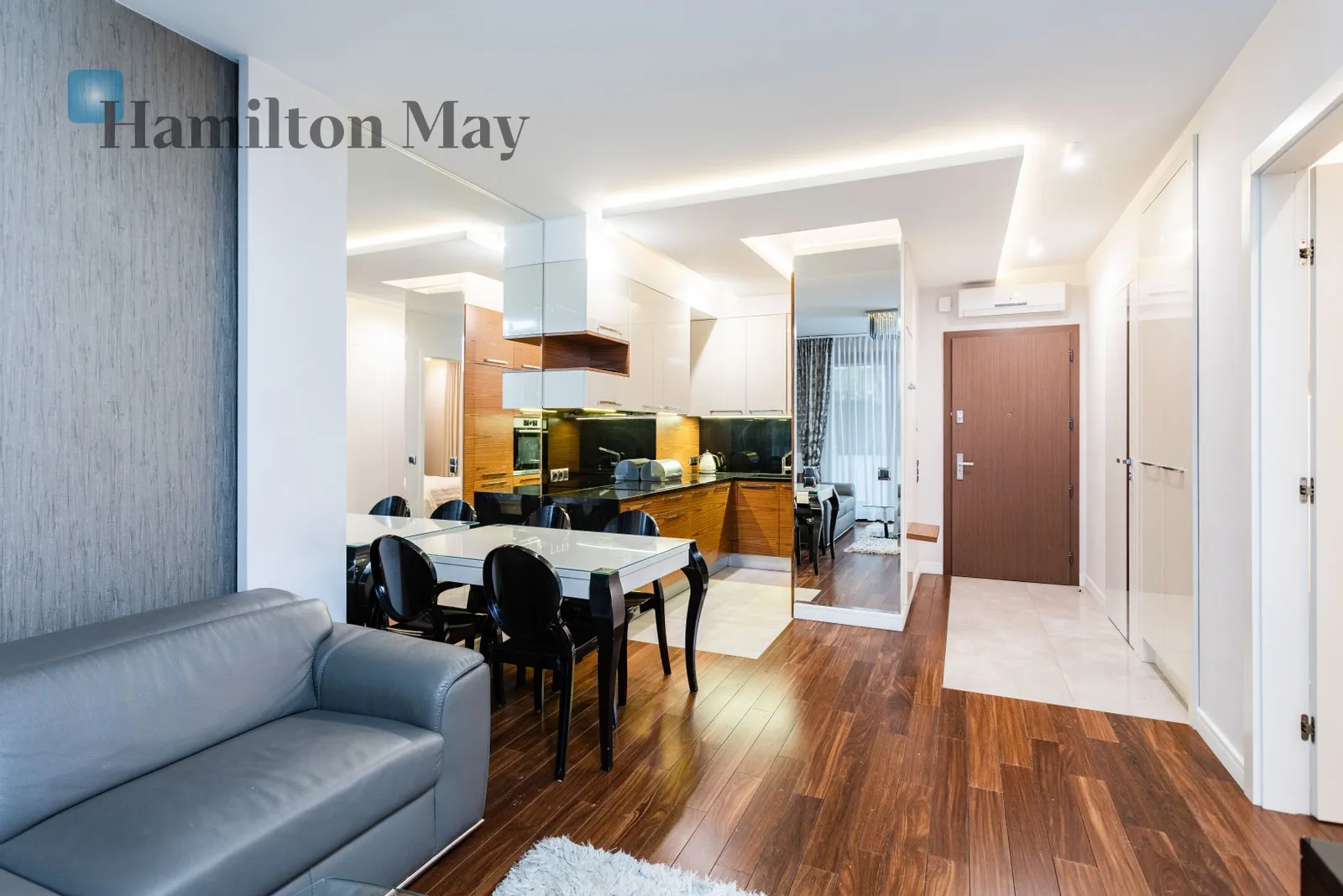 City: Warszawa Street: Ogrodowa Region: Wola Subregion: Mirów Distance to centre: 1.99 km Level: 1 Price: 4500 PLN Bedrooms: 1 Bathrooms: 1 Size: 52m2 - slider