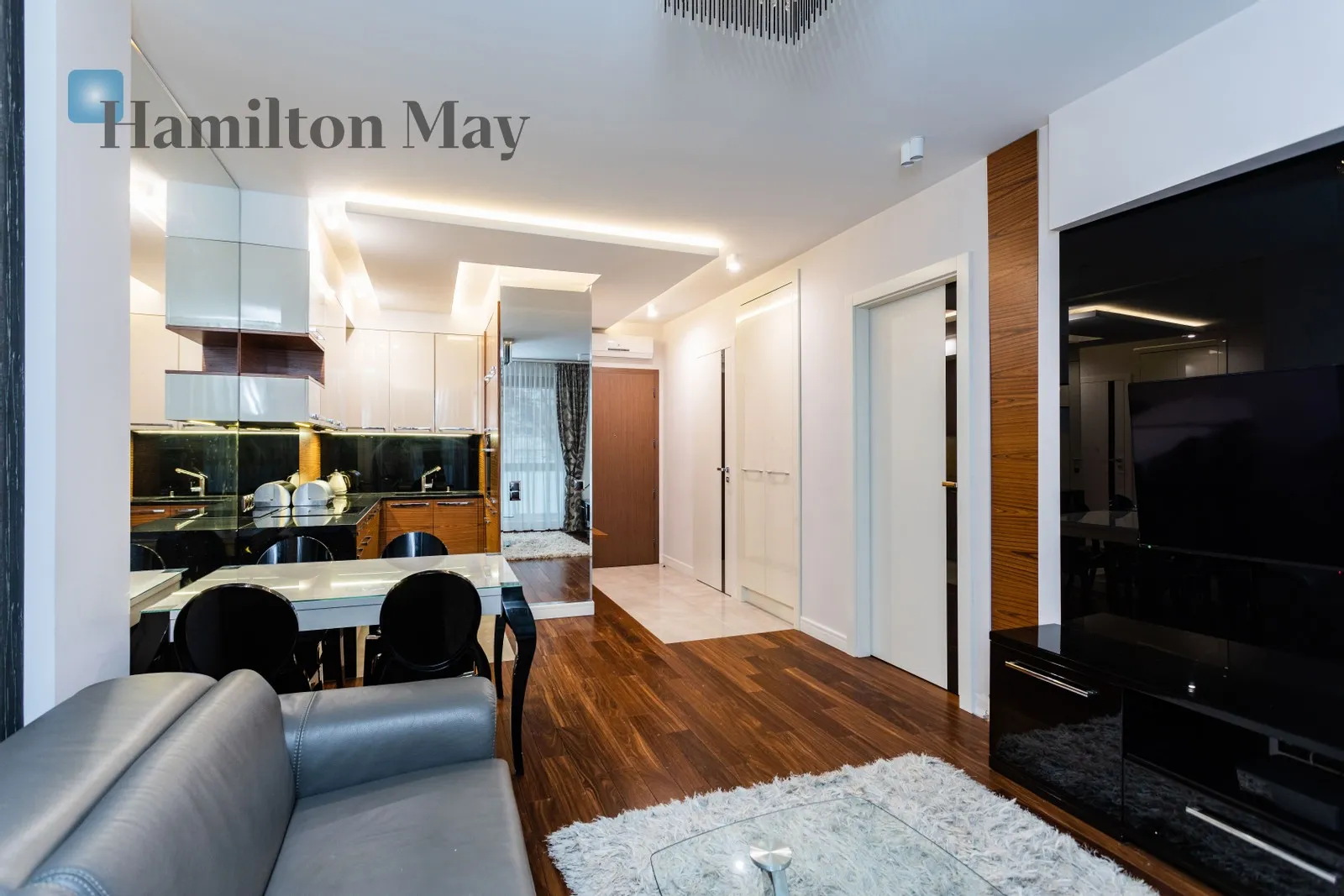 Street: Ogrodowa Region: Wola Subregion: Mirów Distance to centre: 1.99 km Level: 1 Price: 4500 PLN Bedrooms: 1 Bathrooms: 1 Size: 52m2 Price/m2: 87 PLN - slider