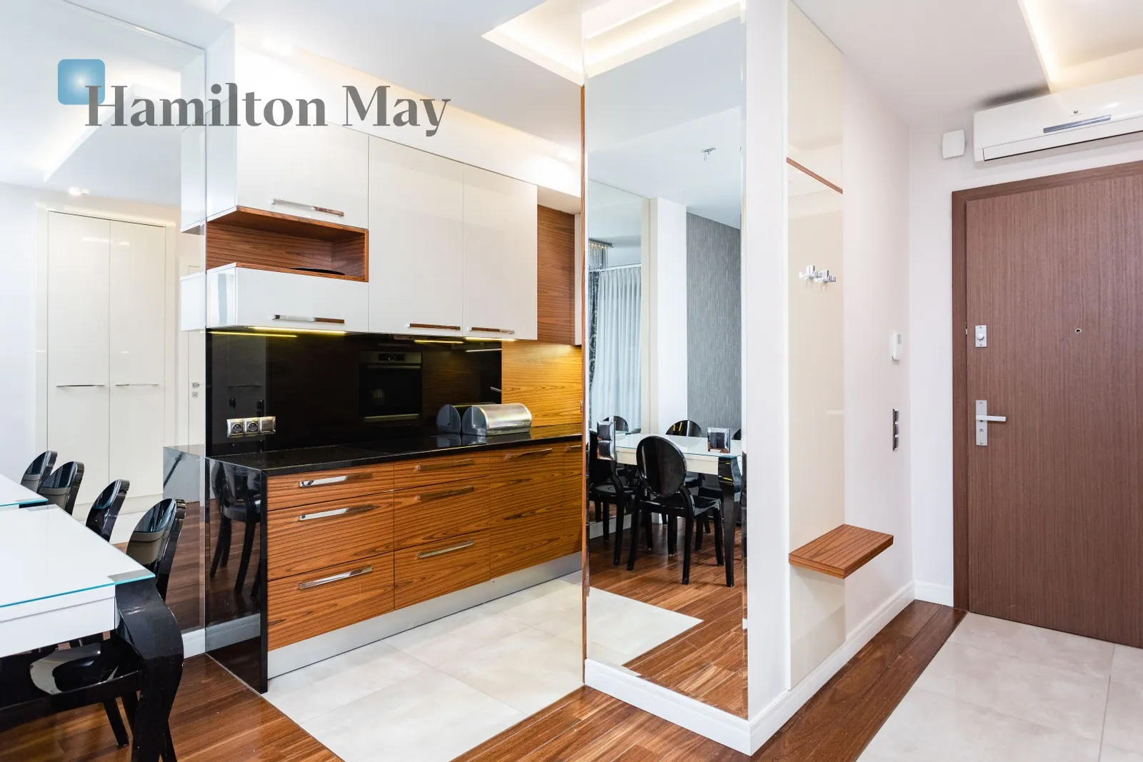 Street: Ogrodowa Region: Wola Subregion: Mirów Distance to centre: 1.99 km Level: 1 Price: 4500 PLN Bedrooms: 1 Bathrooms: 1 Size: 52m2 - slider