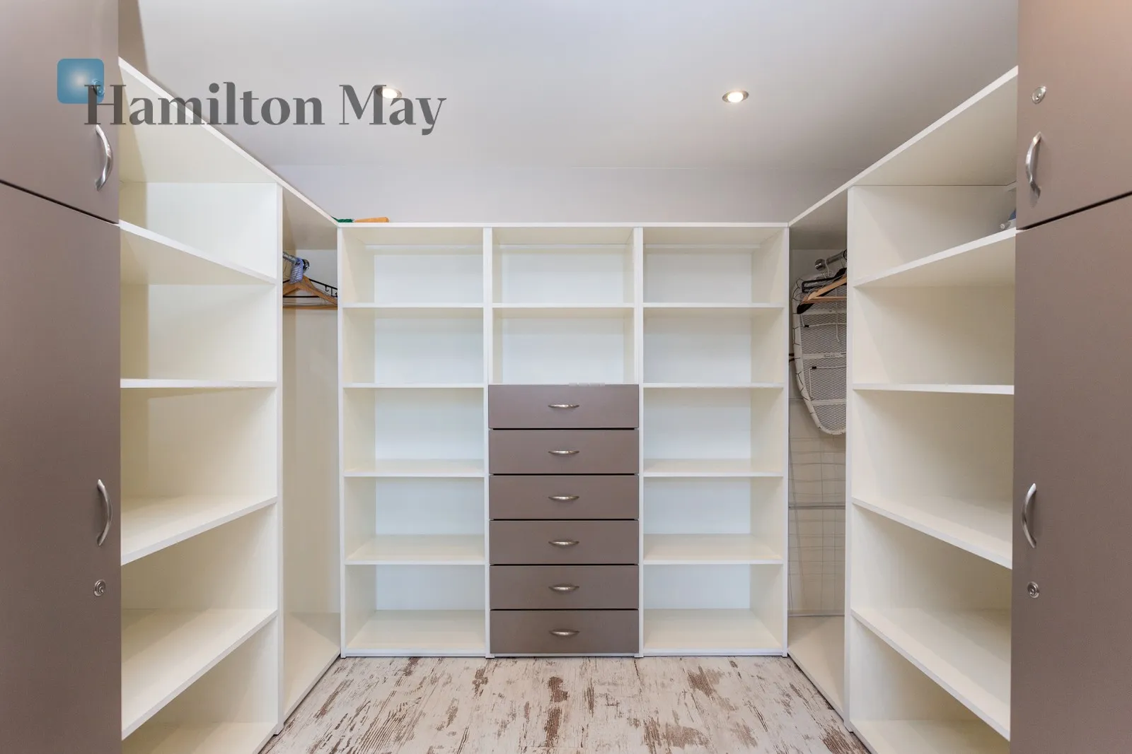 Subregion: Kazimierz Distance to centre: 1.51 km Level: 1 Price: 3700 PLN Bedrooms: 1 Bathrooms: 1 Size: 50m2 Price/m2: 74 PLN - slider