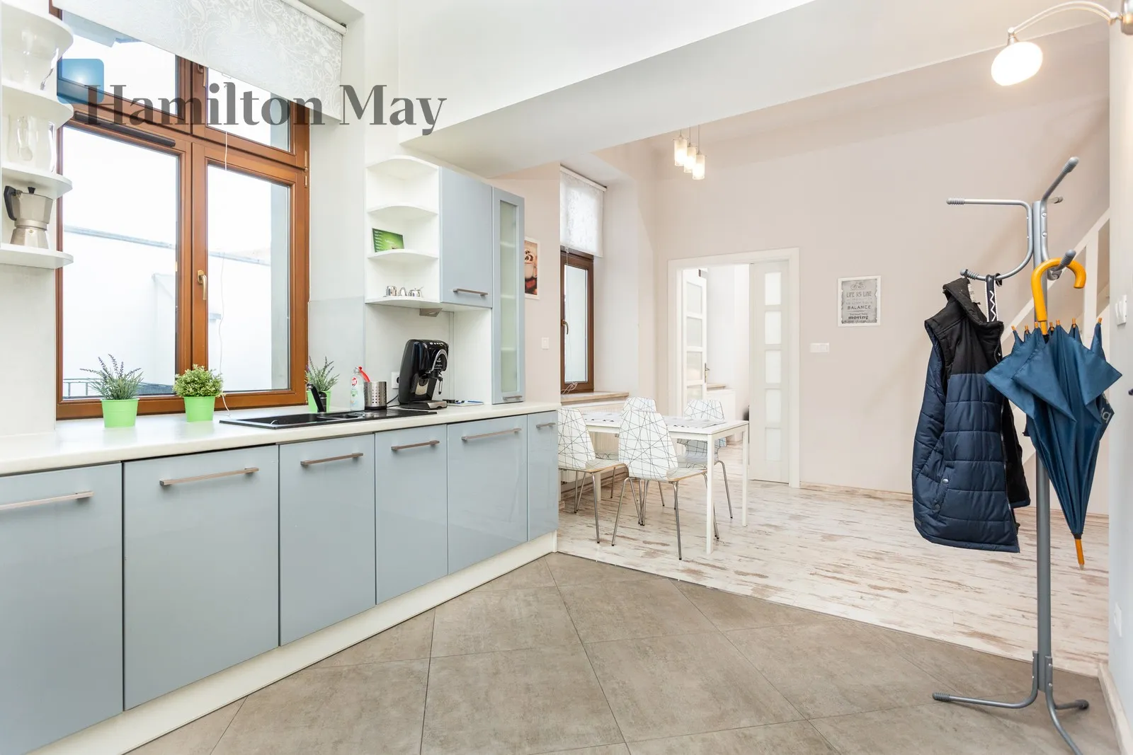 City: Kraków Street: Dajwór Region: Stare Miasto Subregion: Kazimierz Distance to centre: 1.51 km Level: 1 Price: 3700 PLN Bedrooms: 1 Bathrooms: 1 - slider