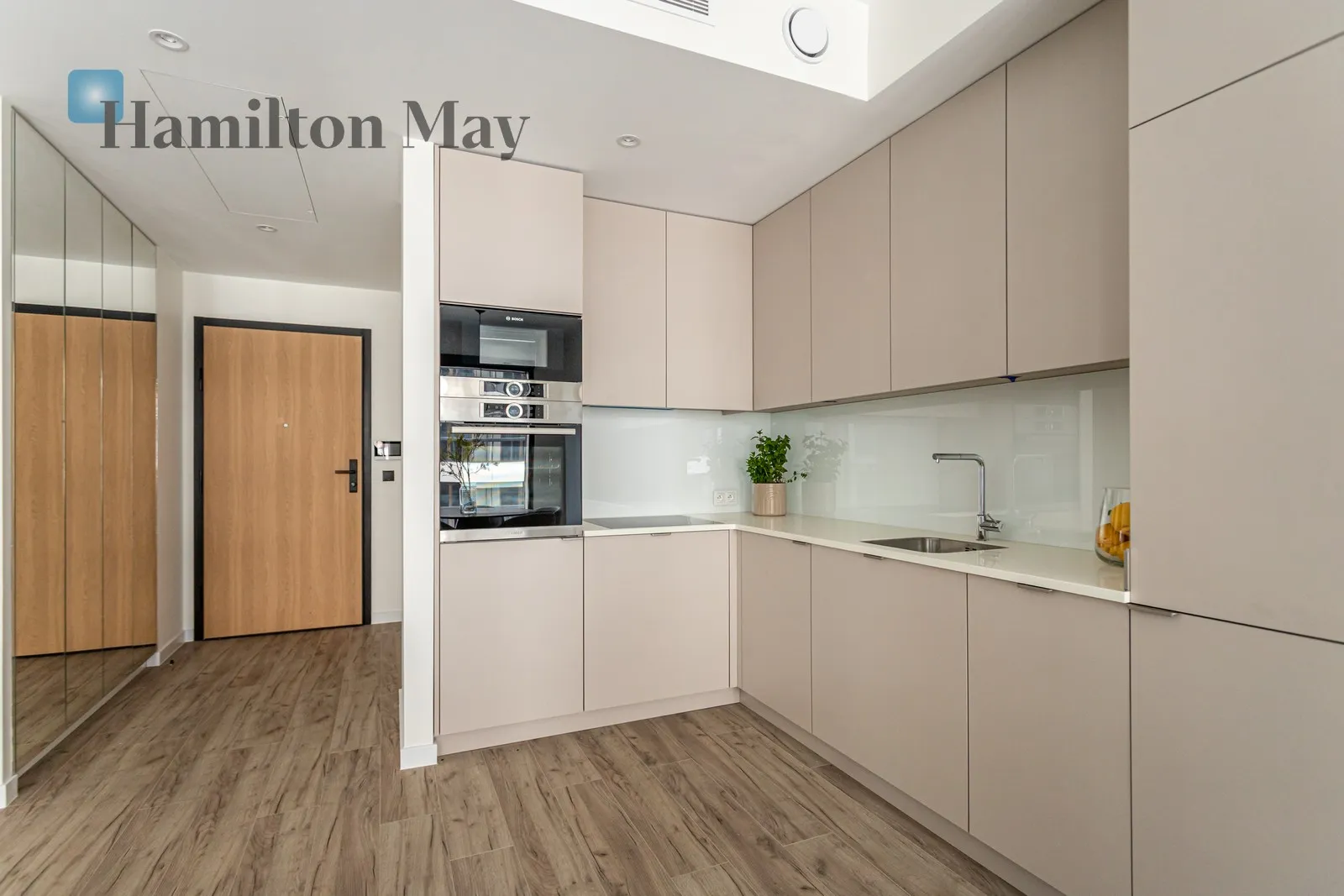 Street: Prosta Region: Wola Subregion: Mirów Distance to centre: 1.94 km Level: 6 Price: 12500 PLN Bedrooms: 2 Bathrooms: 2 Size: 85m2 - slider
