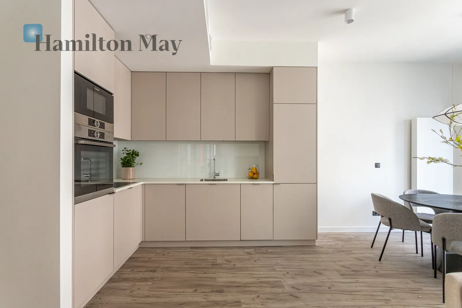 Region: Wola Subregion: Mirów Distance to centre: 1.94 km Level: 6 Price: 12500 PLN Bedrooms: 2 Bathrooms: 2 Size: 85m2 Price/m2: 147 PLN - slider