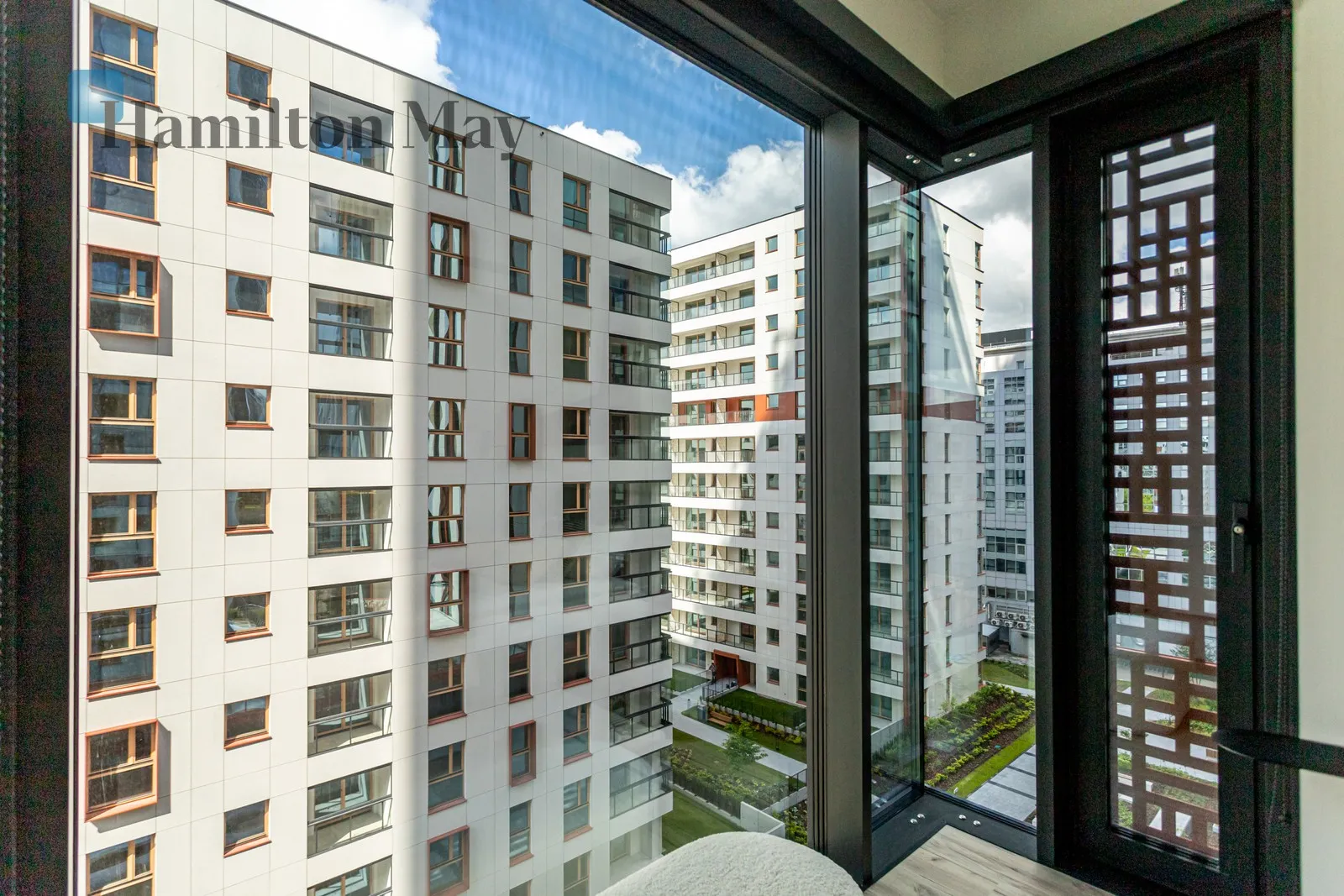 Subregion: Mirów Distance to centre: 1.94 km Level: 6 Price: 12500 PLN Bedrooms: 2 Bathrooms: 2 Size: 85m2 Price/m2: 147 PLN - slider