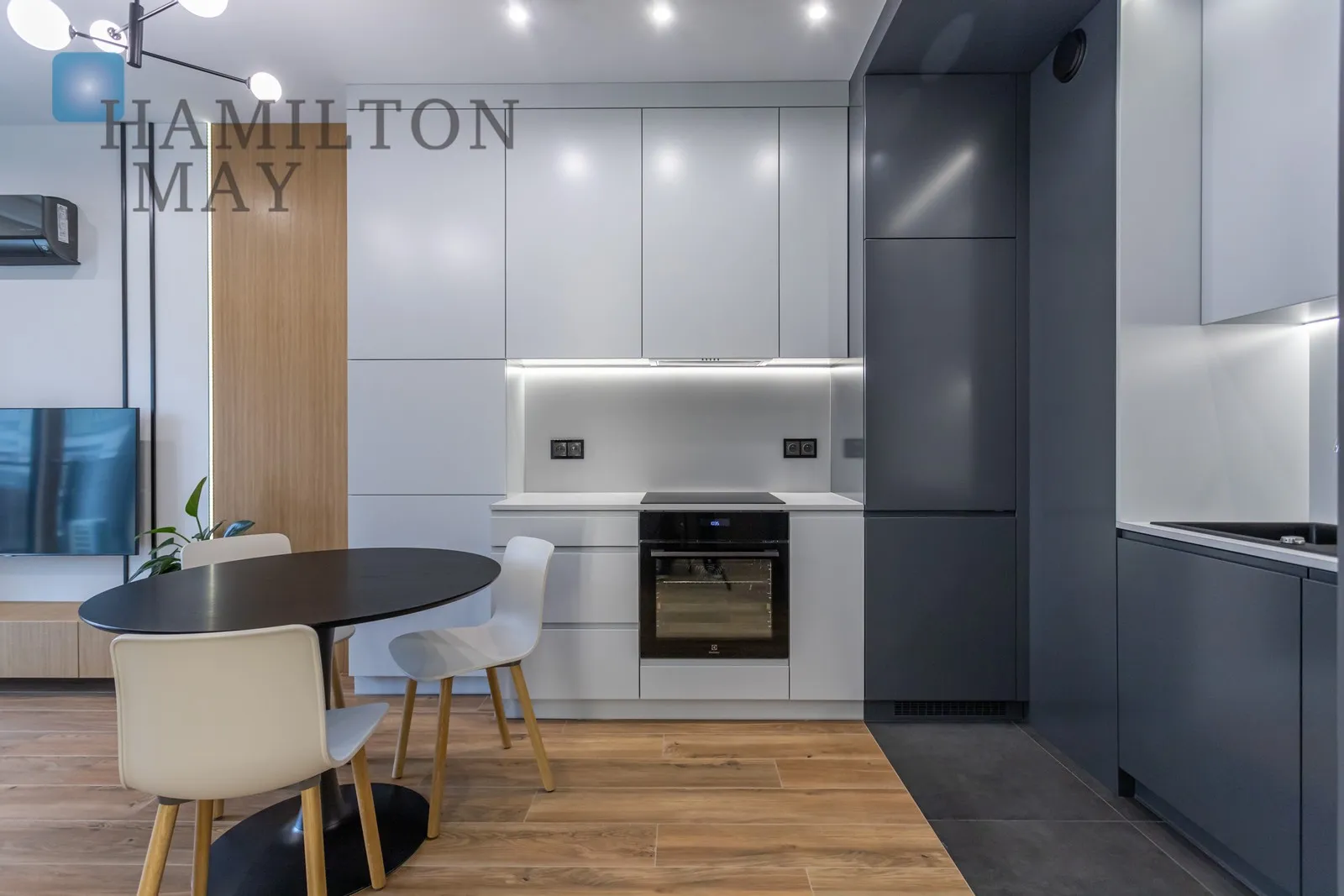 Region: Wola Subregion: Mirów Distance to centre: 1.4 km Level: 6 Price: 4900 PLN Bedrooms: 1 Bathrooms: 1 Size: 35m2 - slider