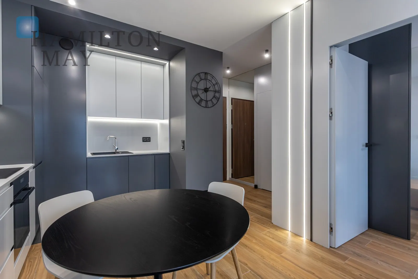 Street: Waliców Region: Wola Subregion: Mirów Distance to centre: 1.4 km Level: 6 Price: 4900 PLN Bedrooms: 1 Bathrooms: 1 - slider