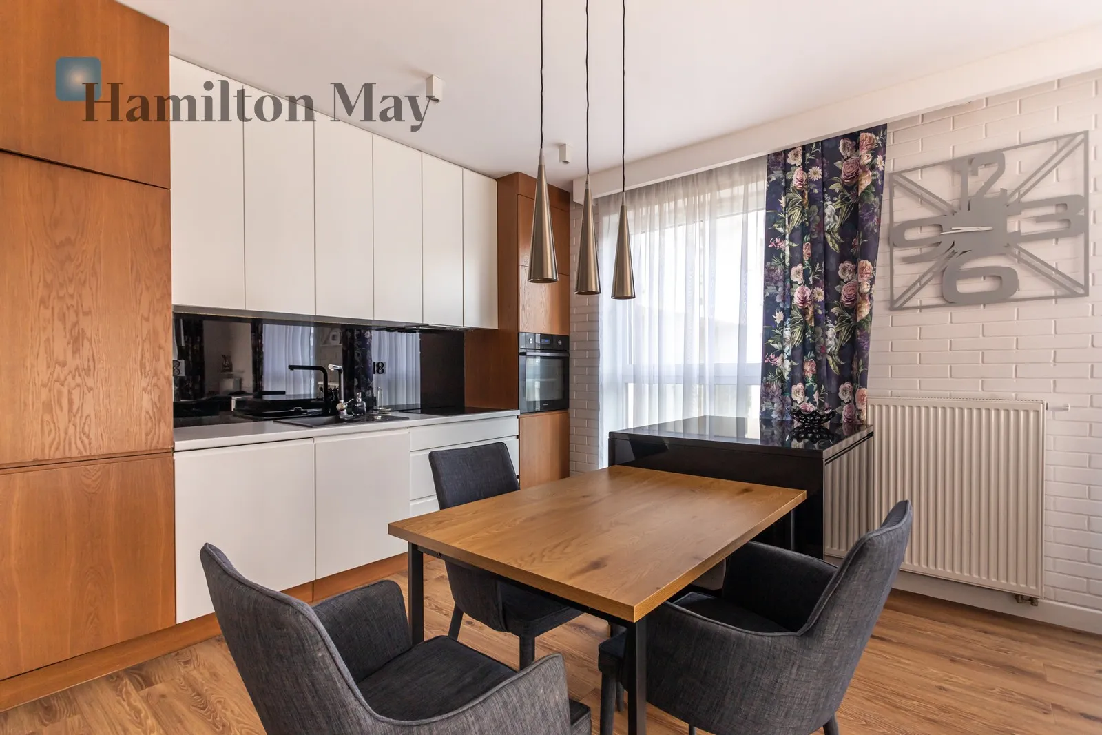 Street: Radziwie Region: Wola Subregion: Młynów Distance to centre: 3.79 km Level: 5 Price: 6000 PLN Bedrooms: 2 Bathrooms: 1 Size: 62m2 - slider