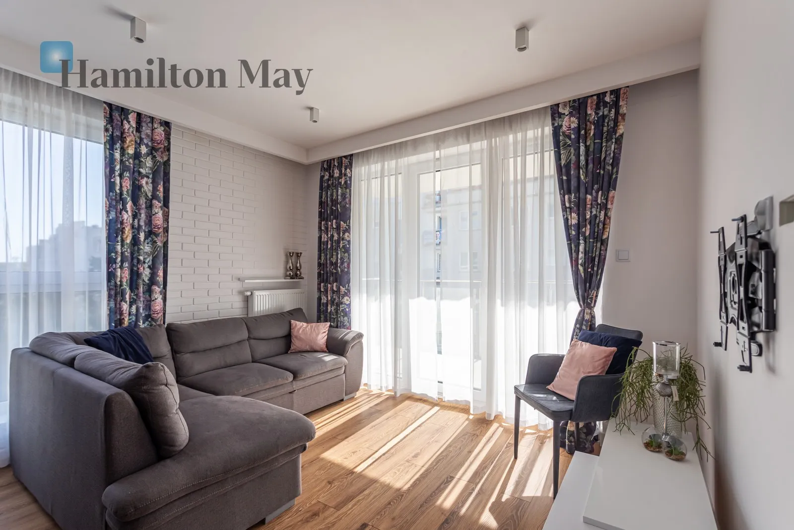 Street: Radziwie Region: Wola Subregion: Młynów Distance to centre: 3.79 km Level: 5 Price: 6000 PLN Bedrooms: 2 Bathrooms: 1 Size: 62m2 Price/m2: 97 PLN - slider