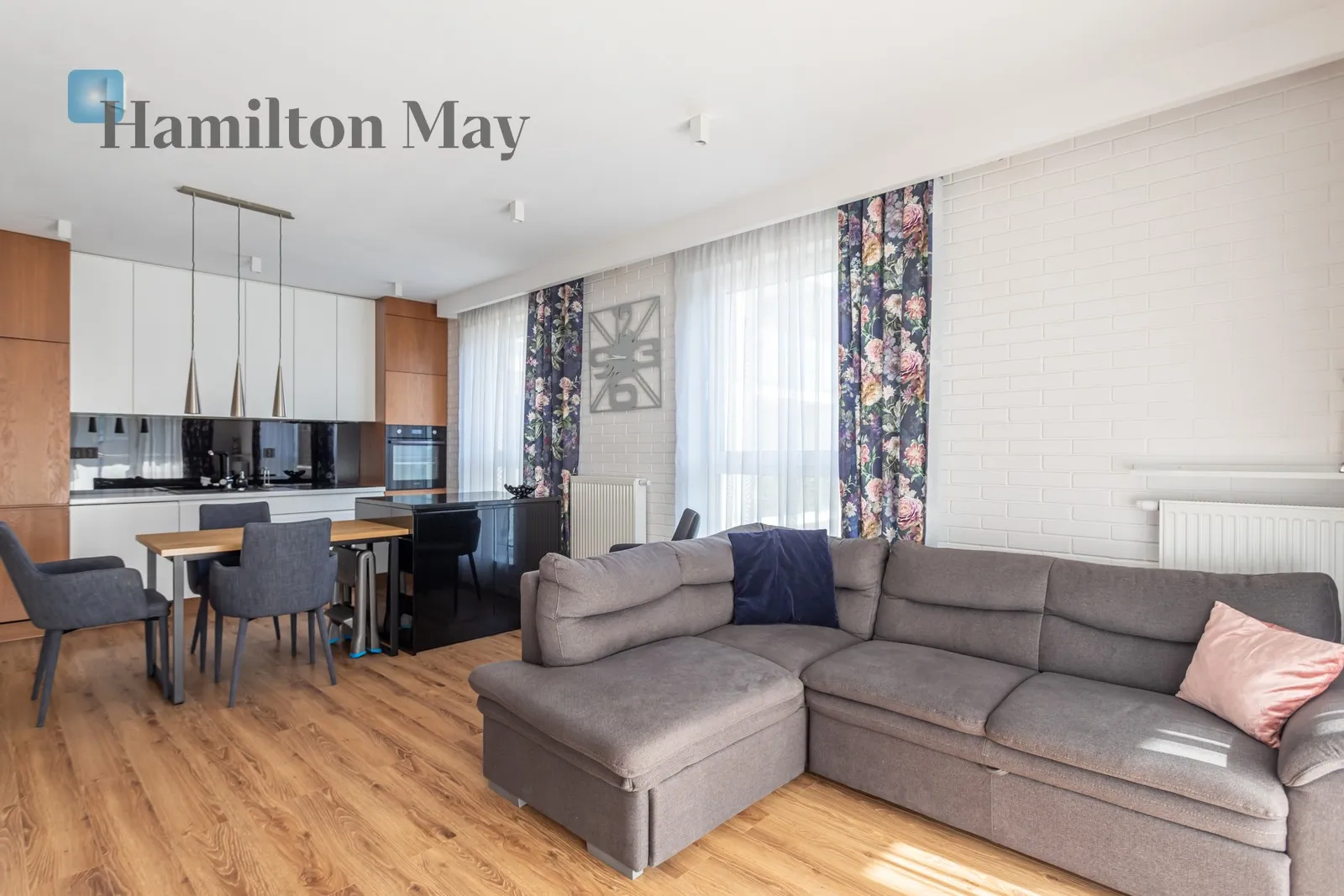 City: Warszawa Street: Radziwie Region: Wola Subregion: Młynów Distance to centre: 3.79 km Level: 5 Price: 6000 PLN Bedrooms: 2 Bathrooms: 1 - slider