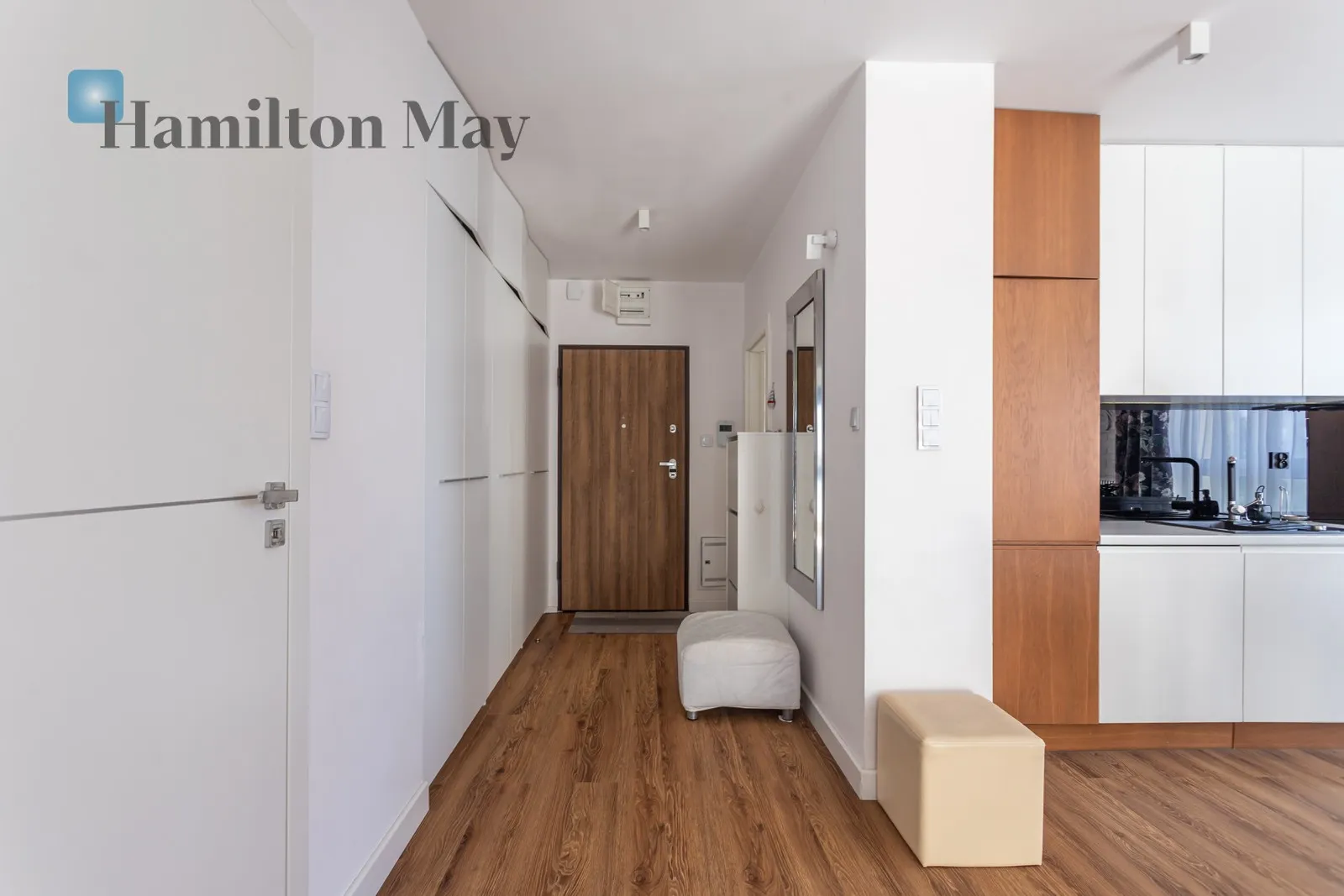 Street: Radziwie Region: Wola Subregion: Młynów Distance to centre: 3.79 km Level: 5 Price: 6000 PLN Bedrooms: 2 Bathrooms: 1 - slider