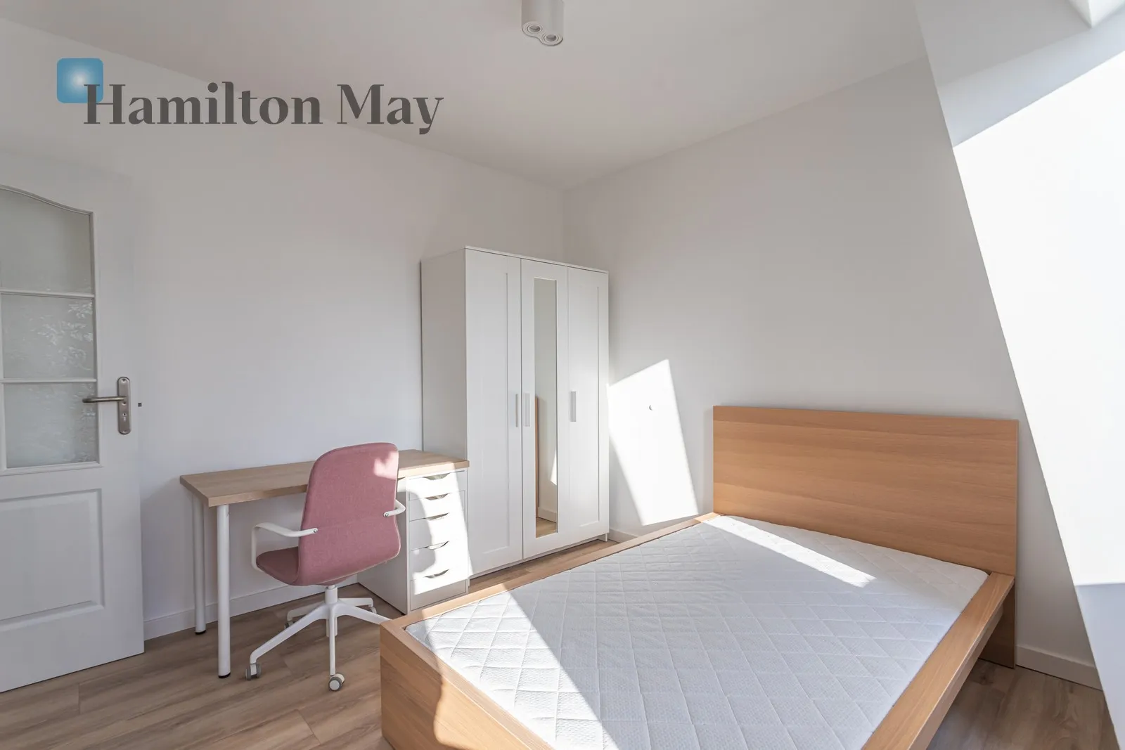 Subregion: Tarchomin Distance to centre: 10.66 km Level: 3 Price: 6250 PLN Bedrooms: 5 Bathrooms: 2 Size: 147m2 - slider