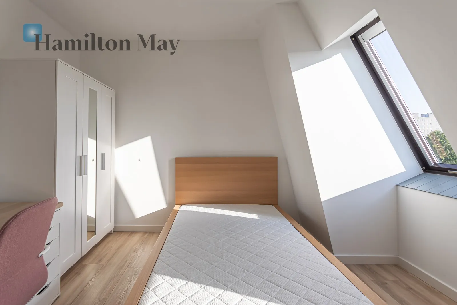 Region: Białołęka Subregion: Tarchomin Distance to centre: 10.66 km Level: 3 Price: 6250 PLN Bedrooms: 5 Bathrooms: 2 - slider