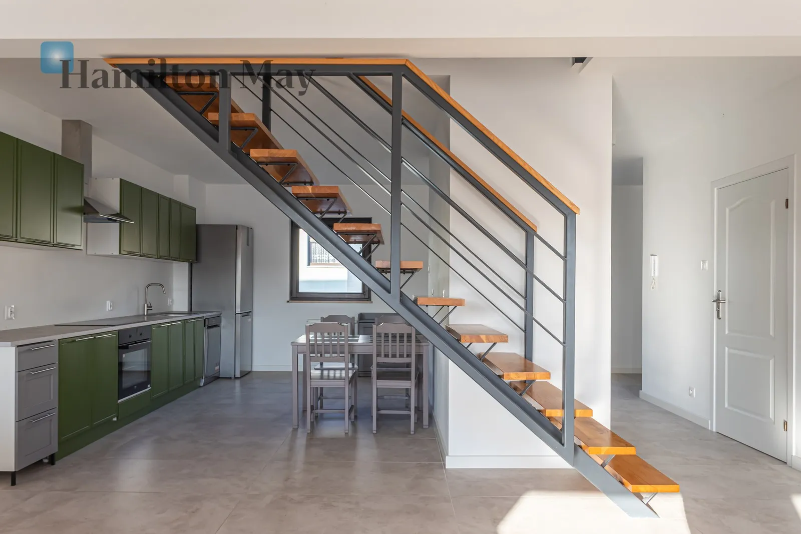 Street: Światowida Region: Białołęka Subregion: Tarchomin Distance to centre: 10.66 km Level: 3 Price: 6250 PLN Bedrooms: 5 Bathrooms: 2 Size: 147m2 - slider